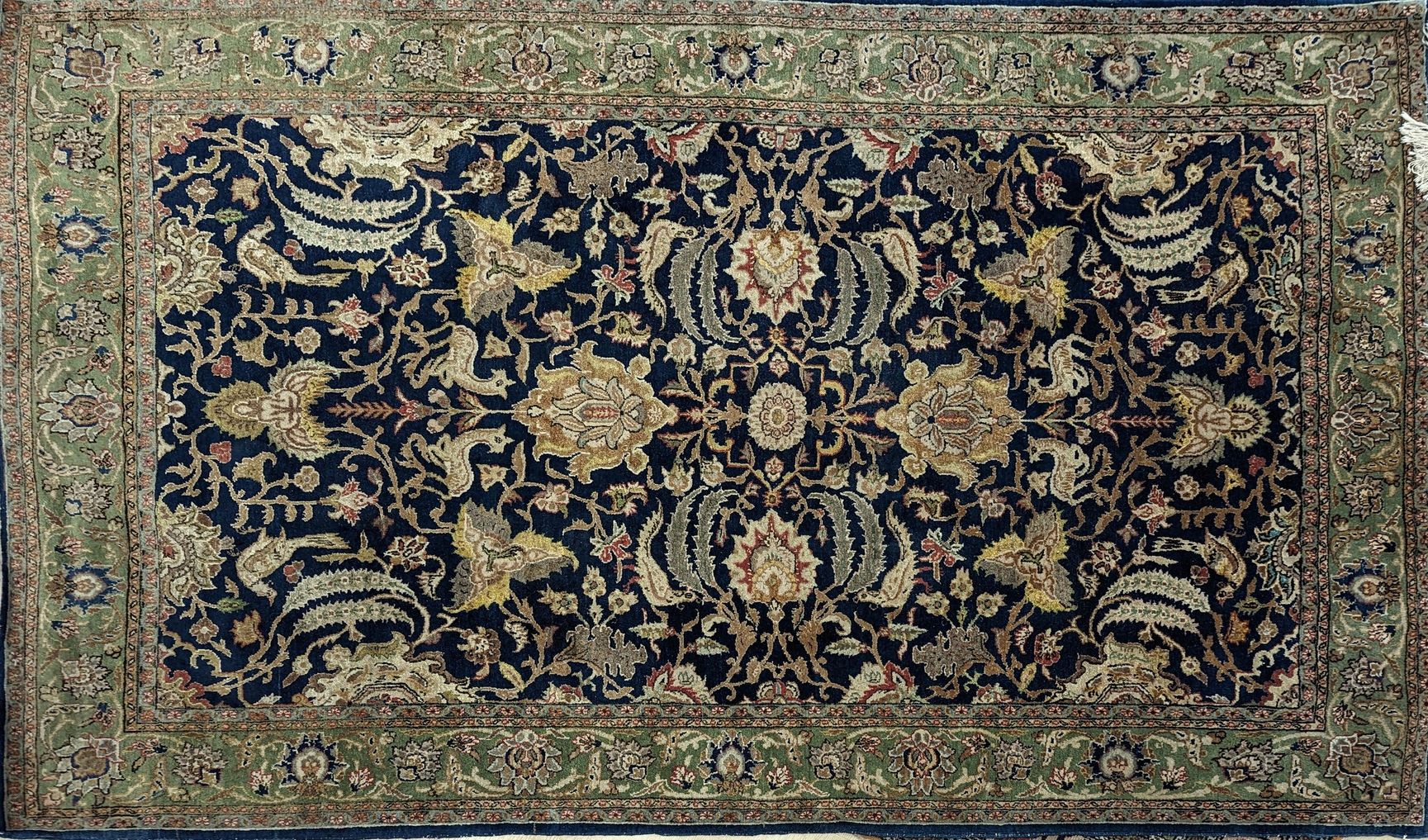 TAPIS en laine et soie polychrome à fond...