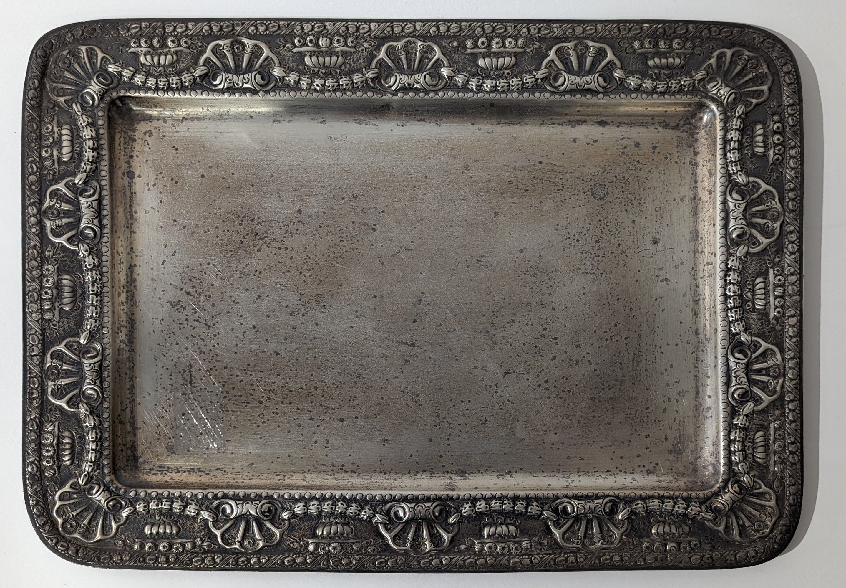 PLATEAU rectangulaire en argent (916) à bordure...