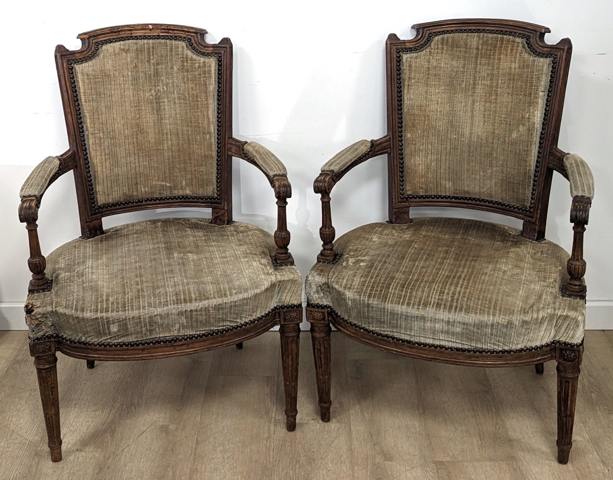PAIRE DE FAUTEUILS à dossier cabriolet en...