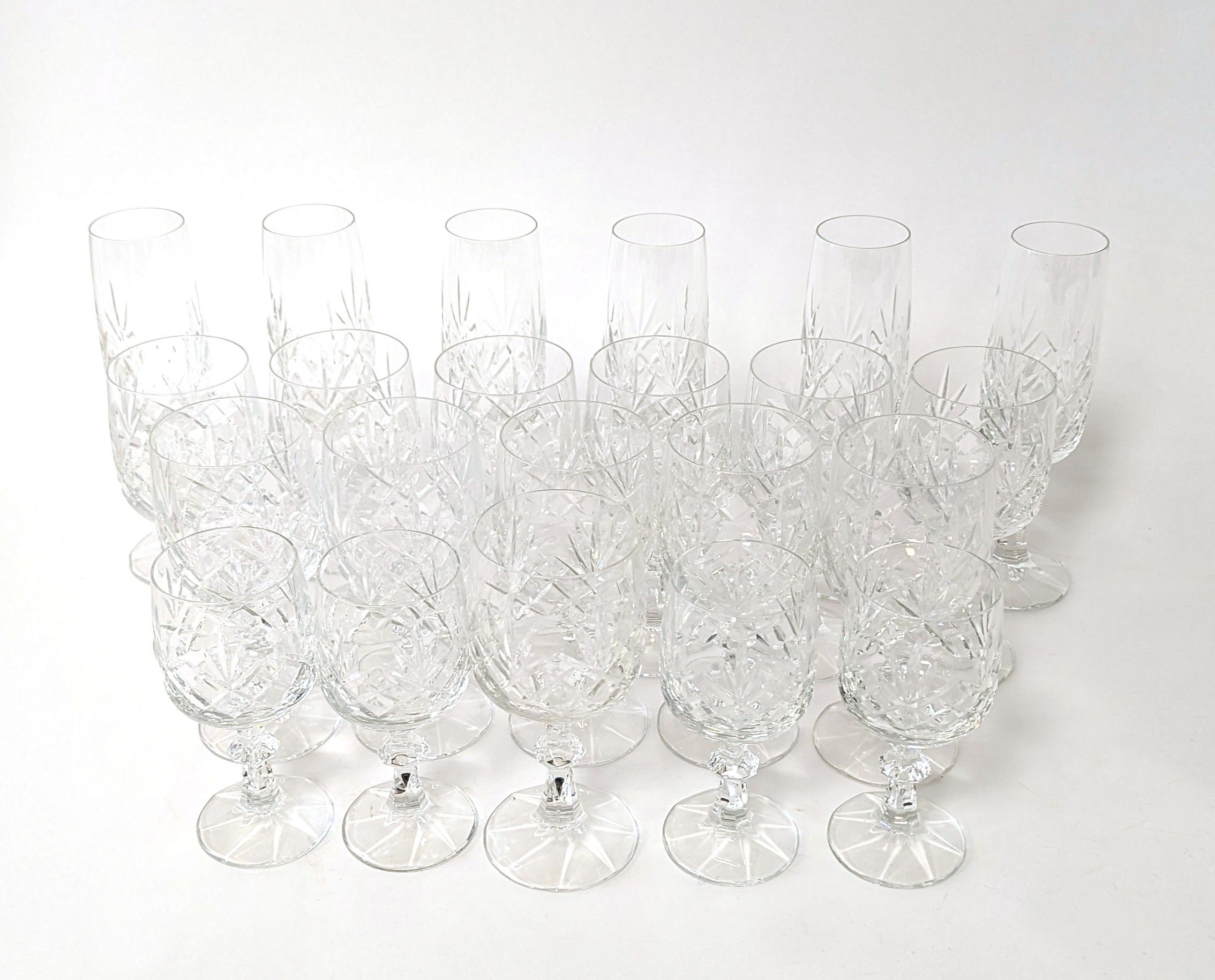 PARTIE DE SERVICE de verres en cristal taillé...