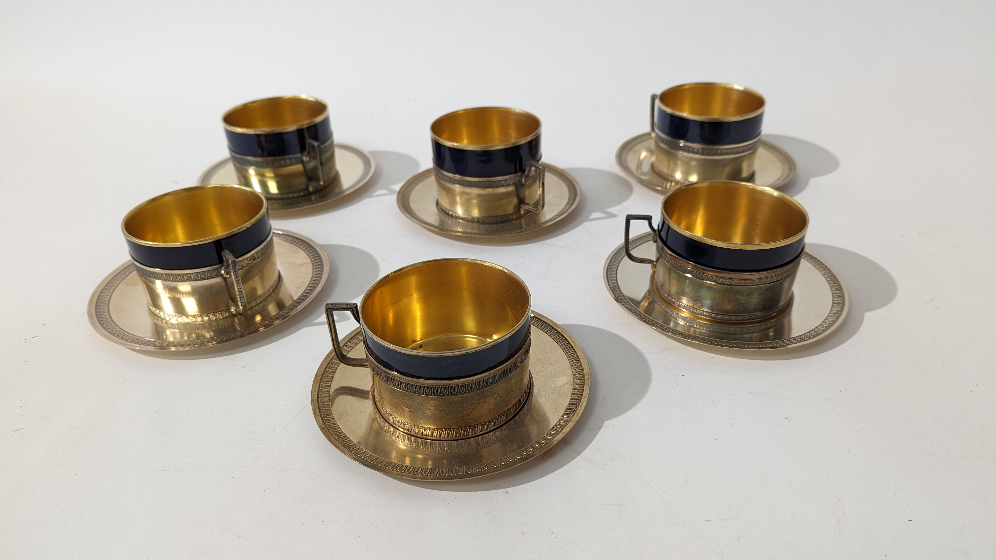 SUITE DE SIX TASSES ET SOUS-TASSES en argent...
