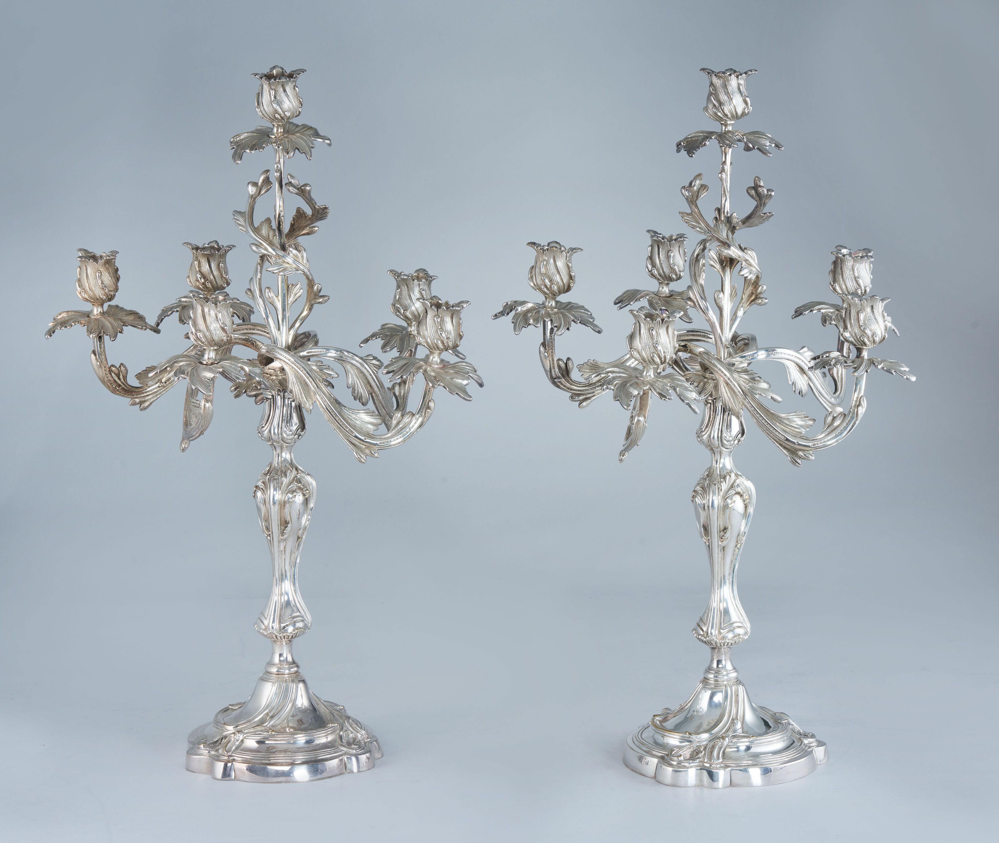 PAIRE DE GRANDS CANDELABRES à six lumières...