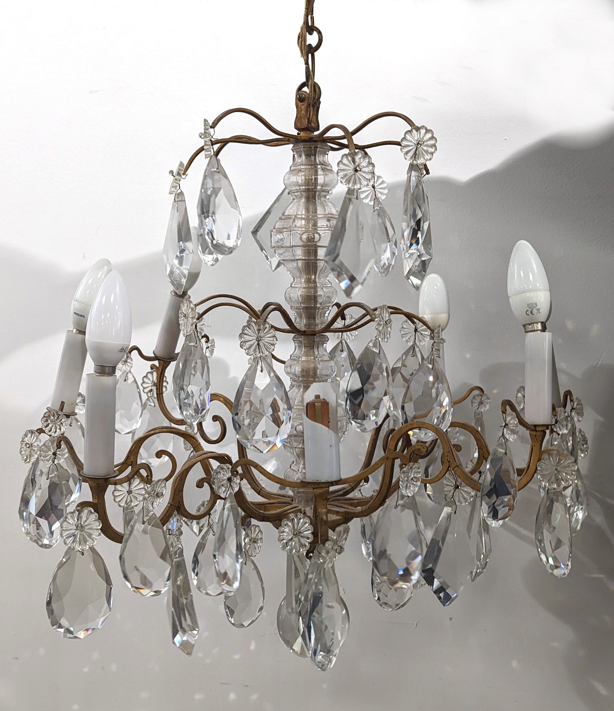 LUSTRE en bronze doré et pampilles de cristal...