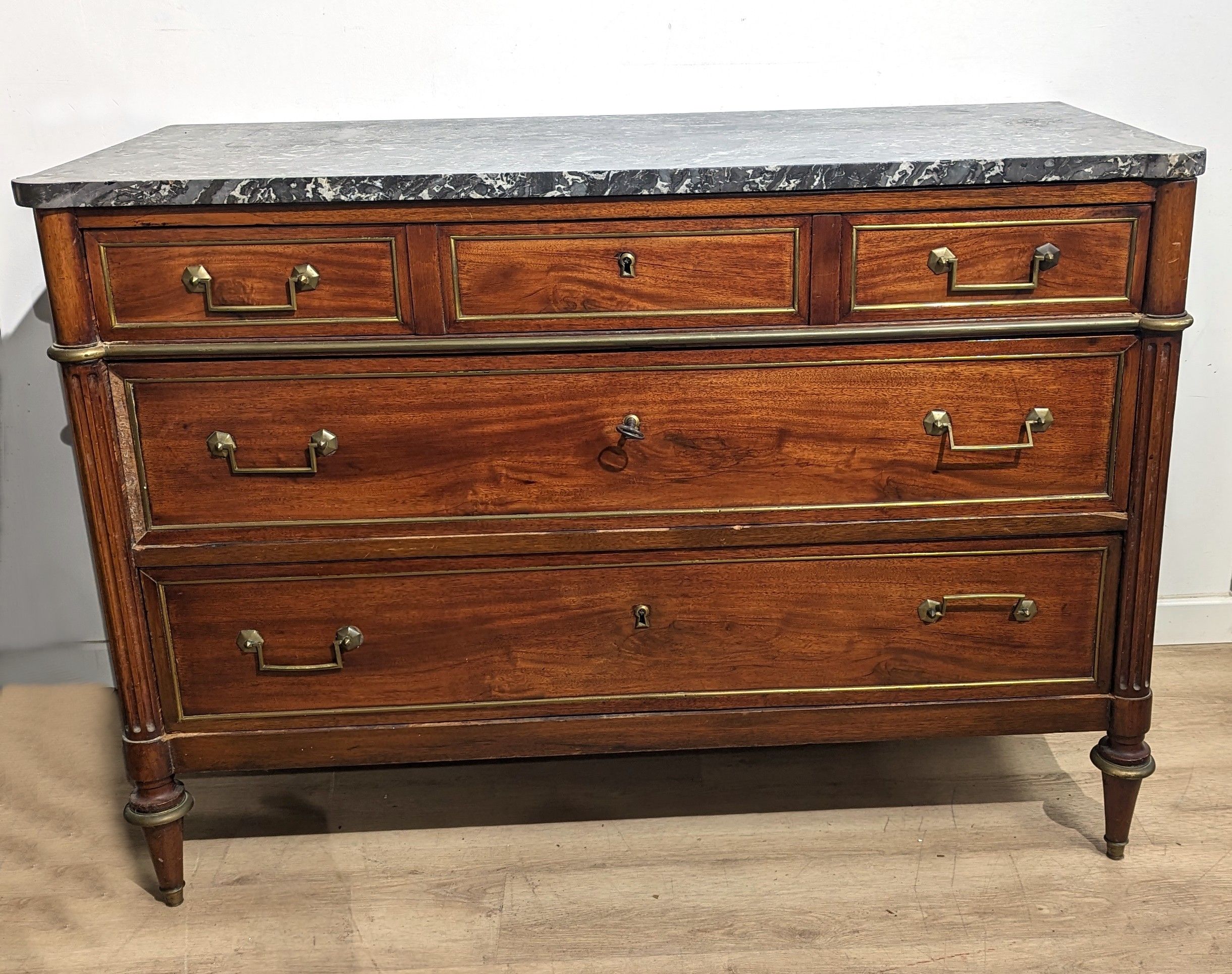 COMMODE rectangulaire en placage d'acajou...