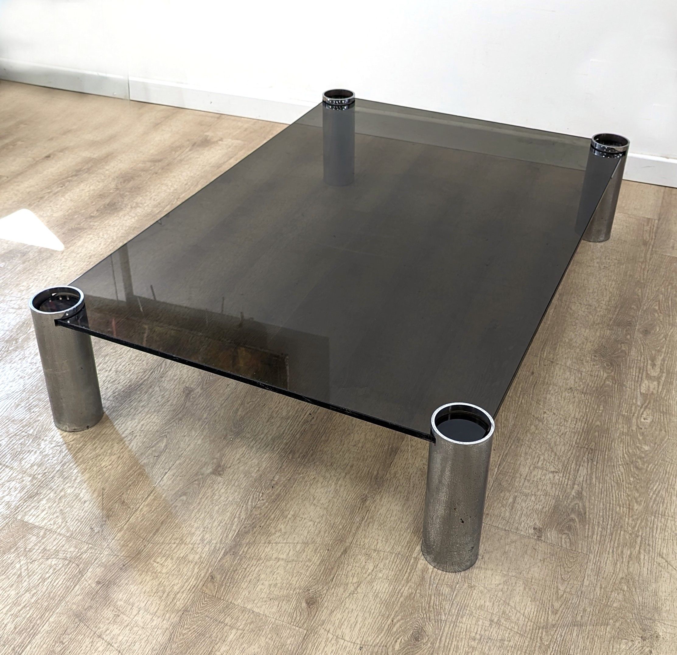 TABLE BASSE à quatre pieds ronds en acier...