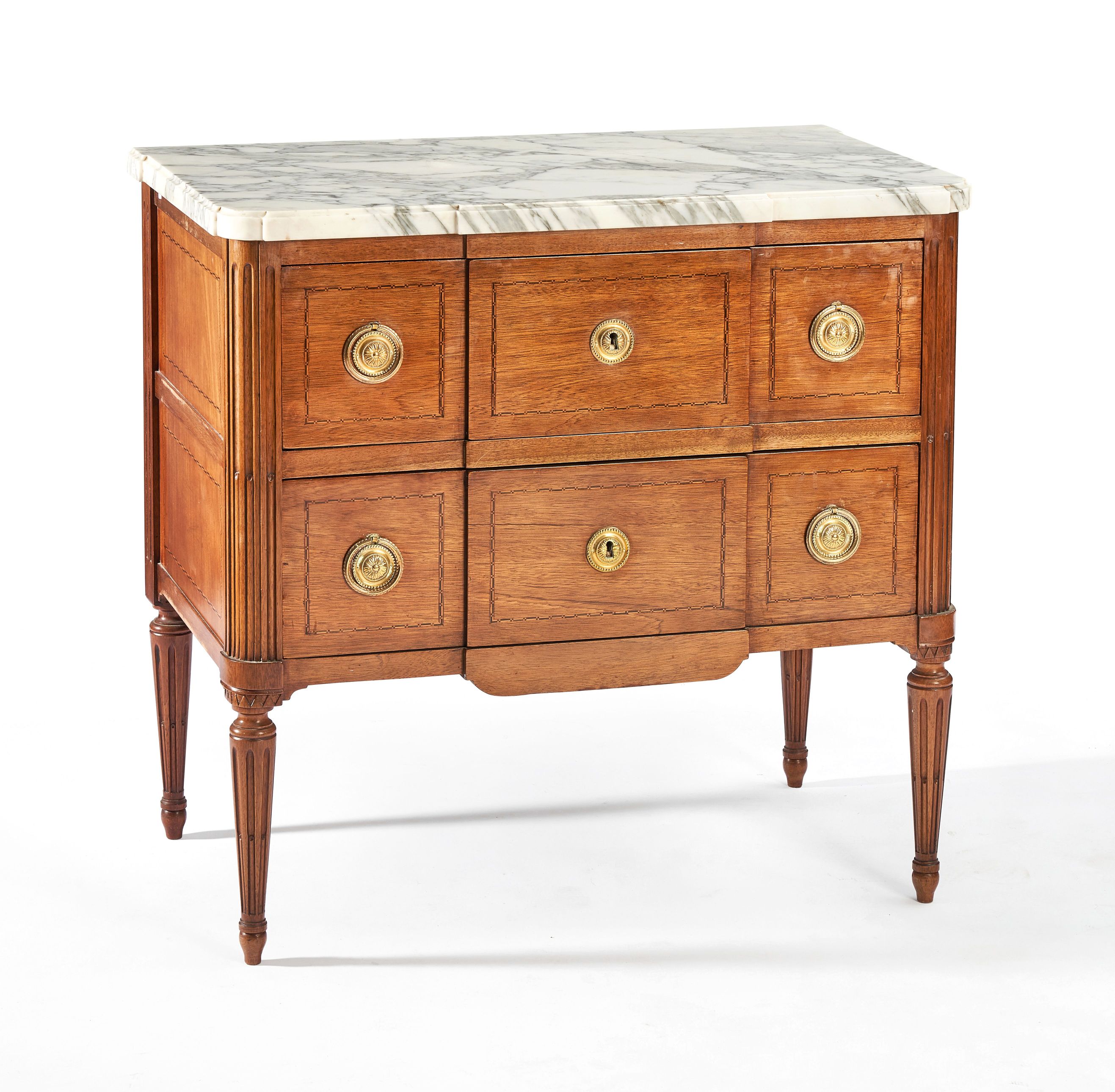 PETITE COMMODE rectangulaire à ressaut central...