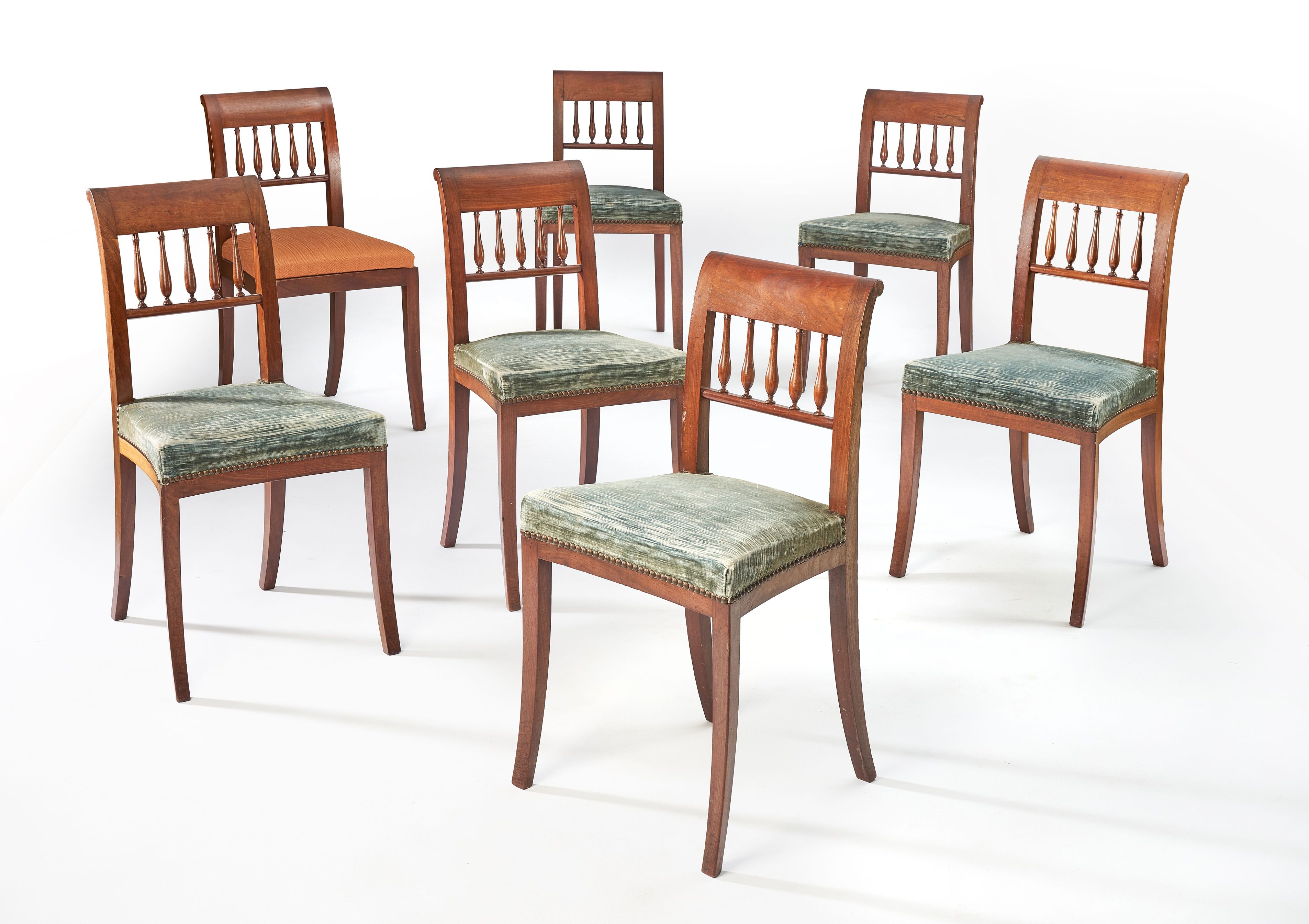 HUIT CHAISES en acajou à dossier renversé...