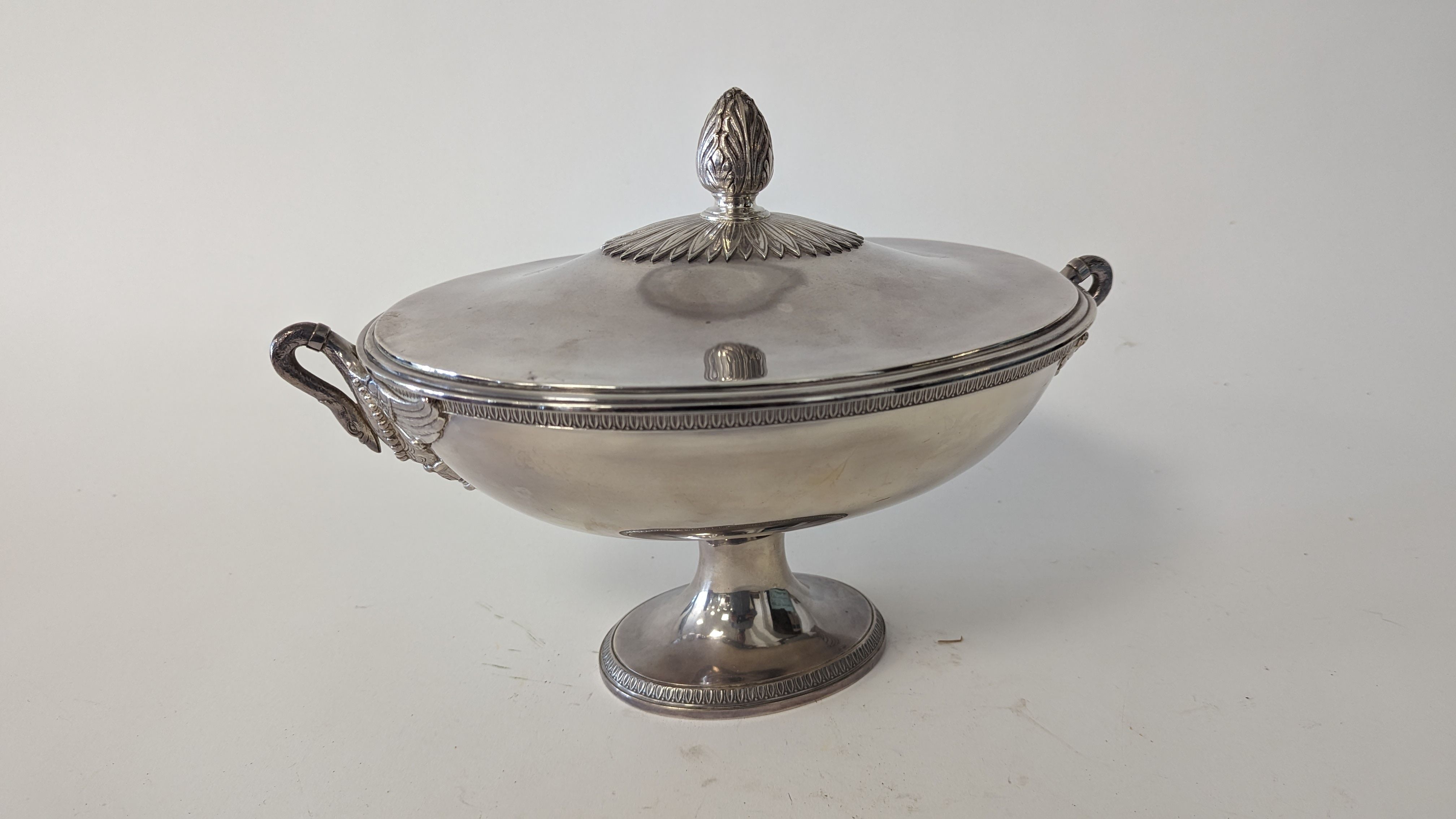 COUPE couverte ovale en argent sur piédouche...