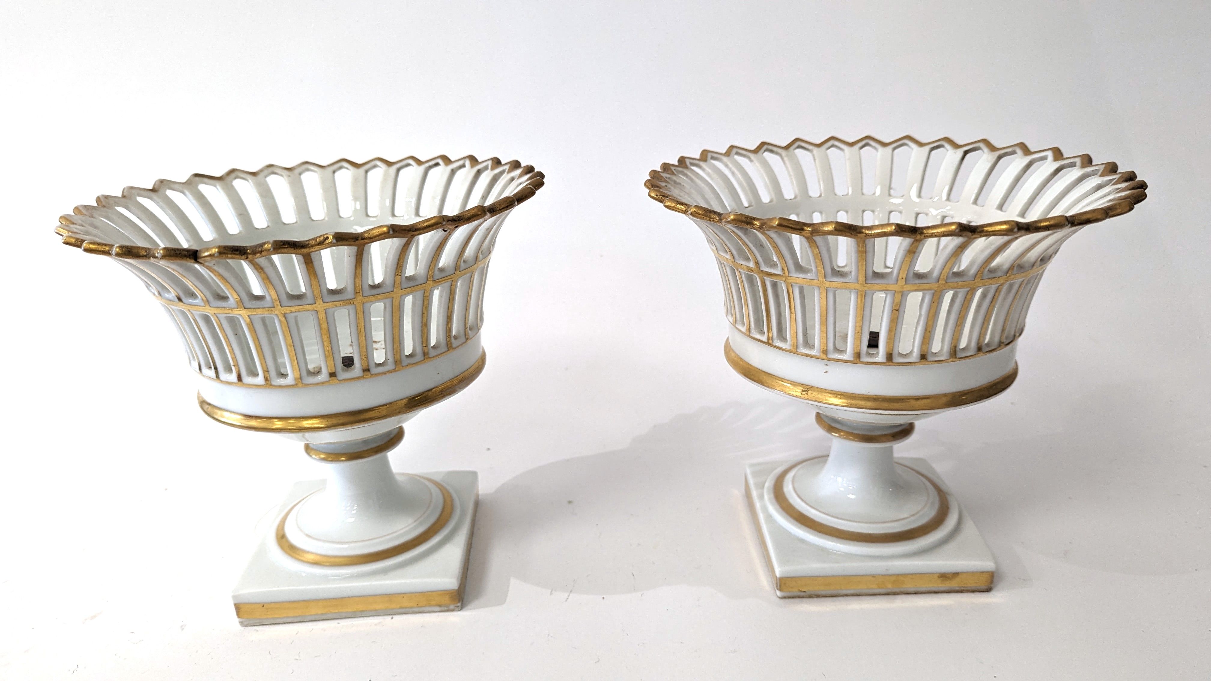 PAIRE DE COUPES formant panier ajouré en...