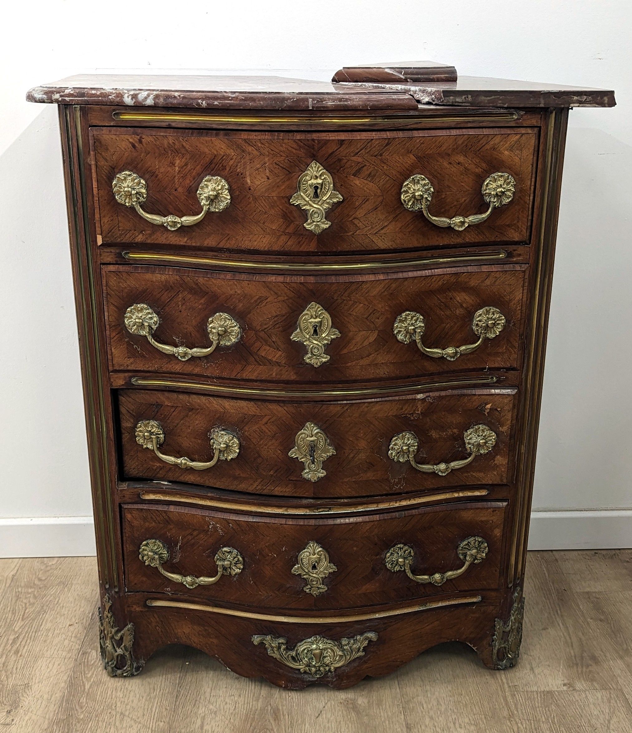 COMMODE à façade arbalète et côtés galbés...