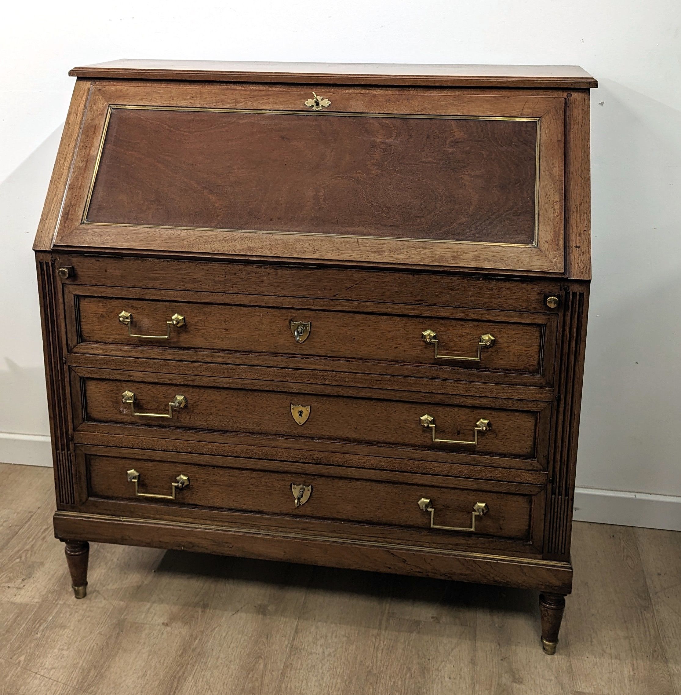 BUREAU DE PENTE façon acajou ouvrant à un...