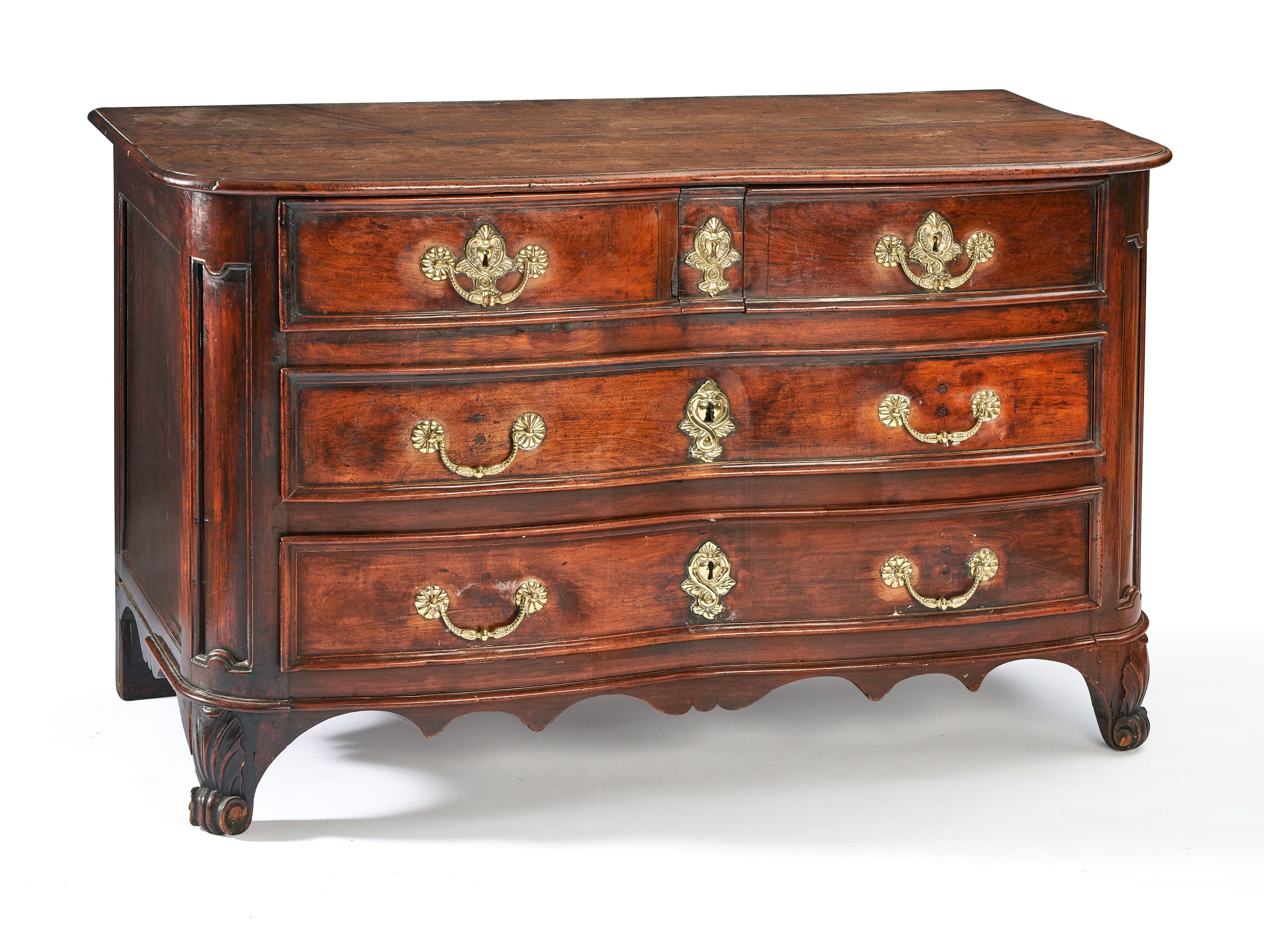 COMMODE à façade arbalète en noyer mouluré...