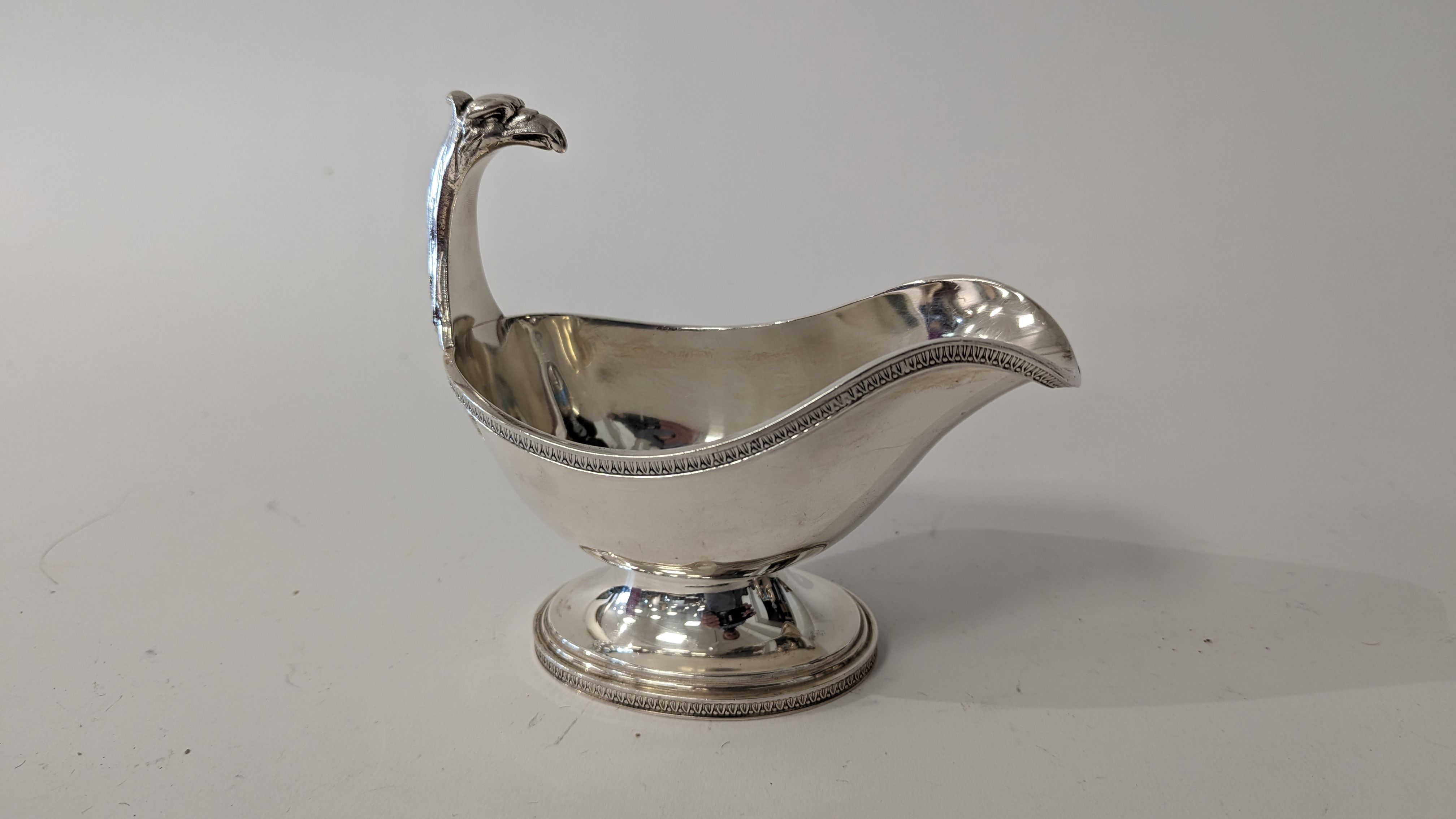 SAUCIÈRE casque en argent sur talon à filets...
