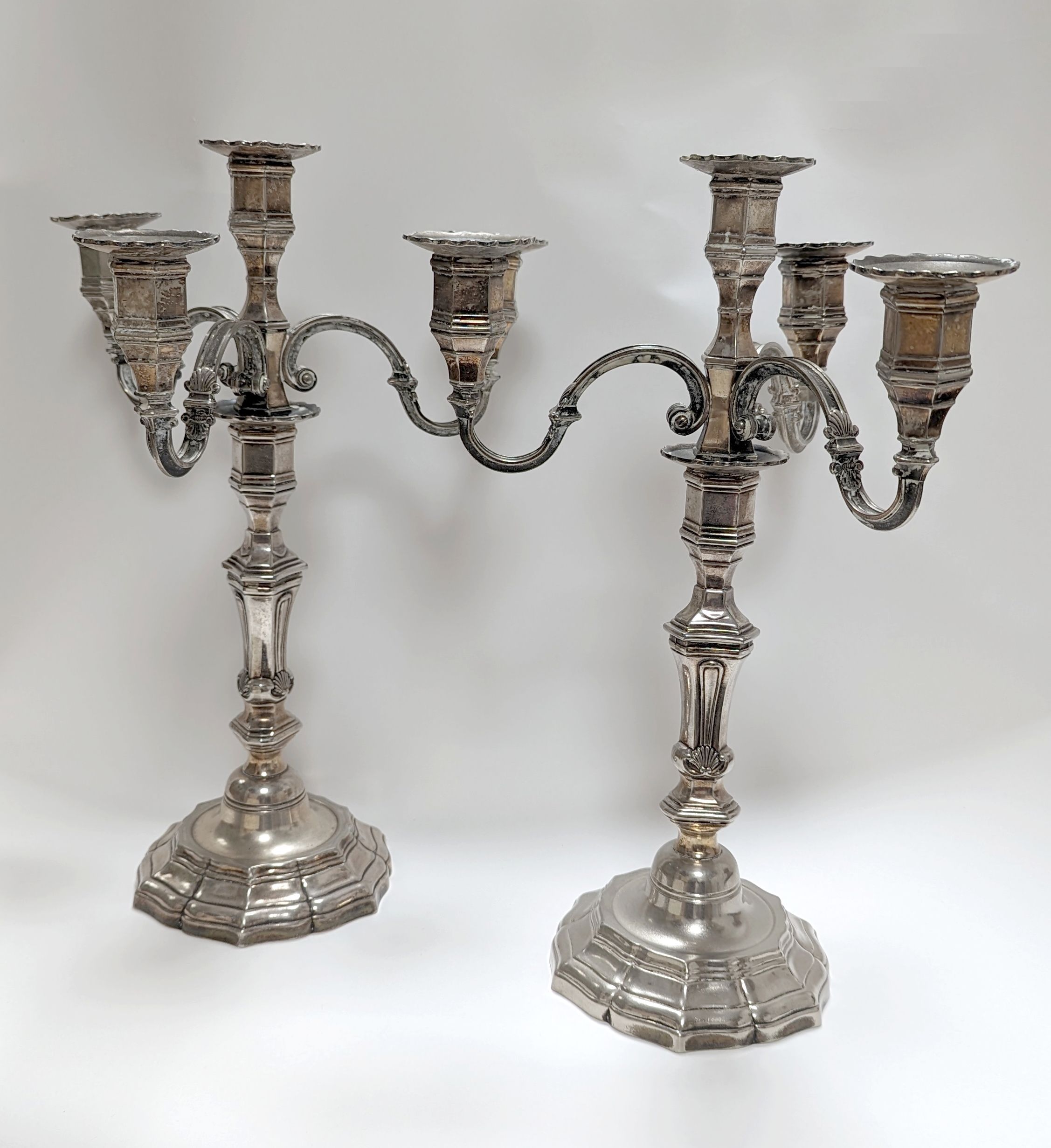 PAIRE DE CHANDELIERS en bronze argenté à...
