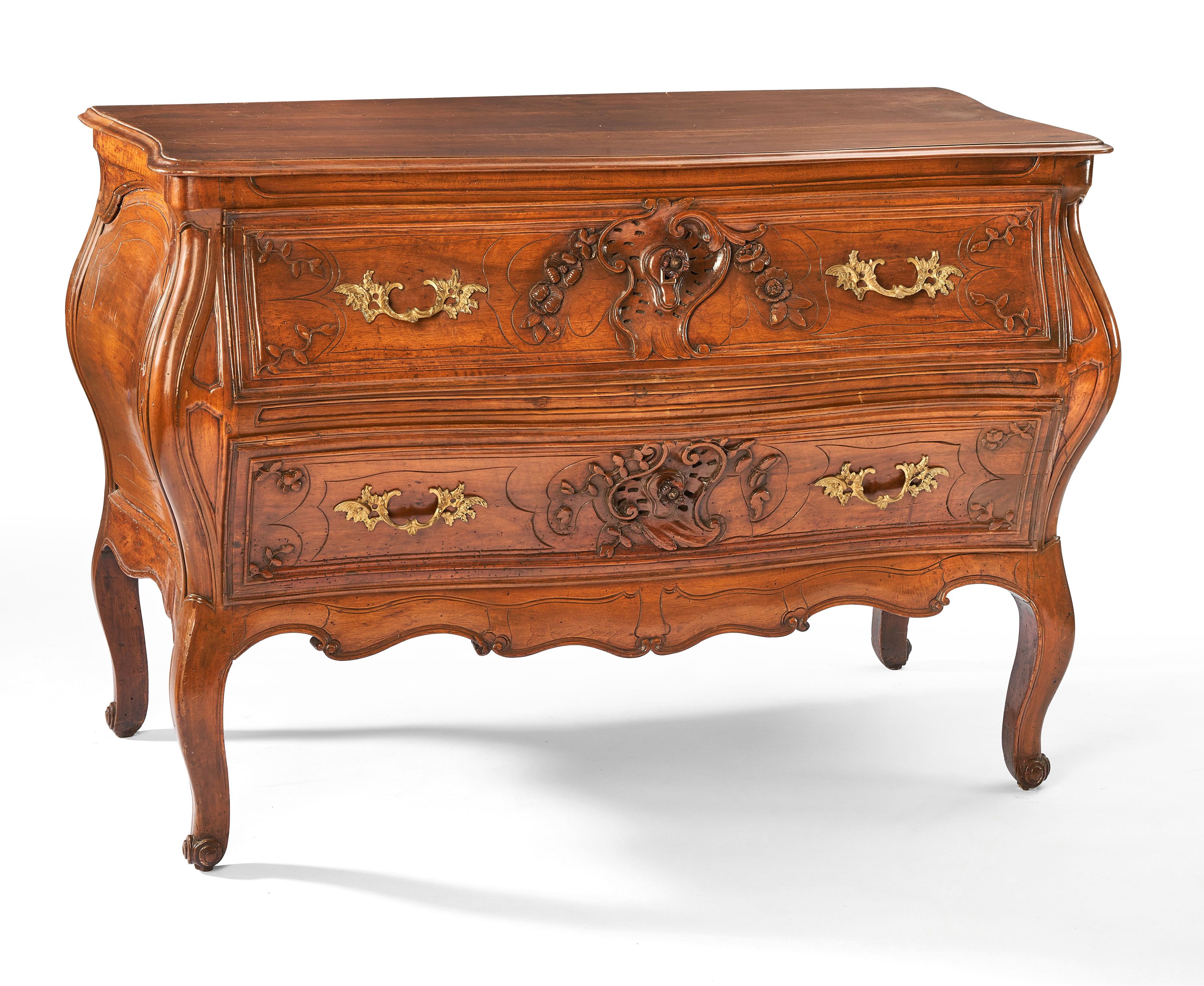 GRANDE COMMODE en noyer mouluré et sculpté...