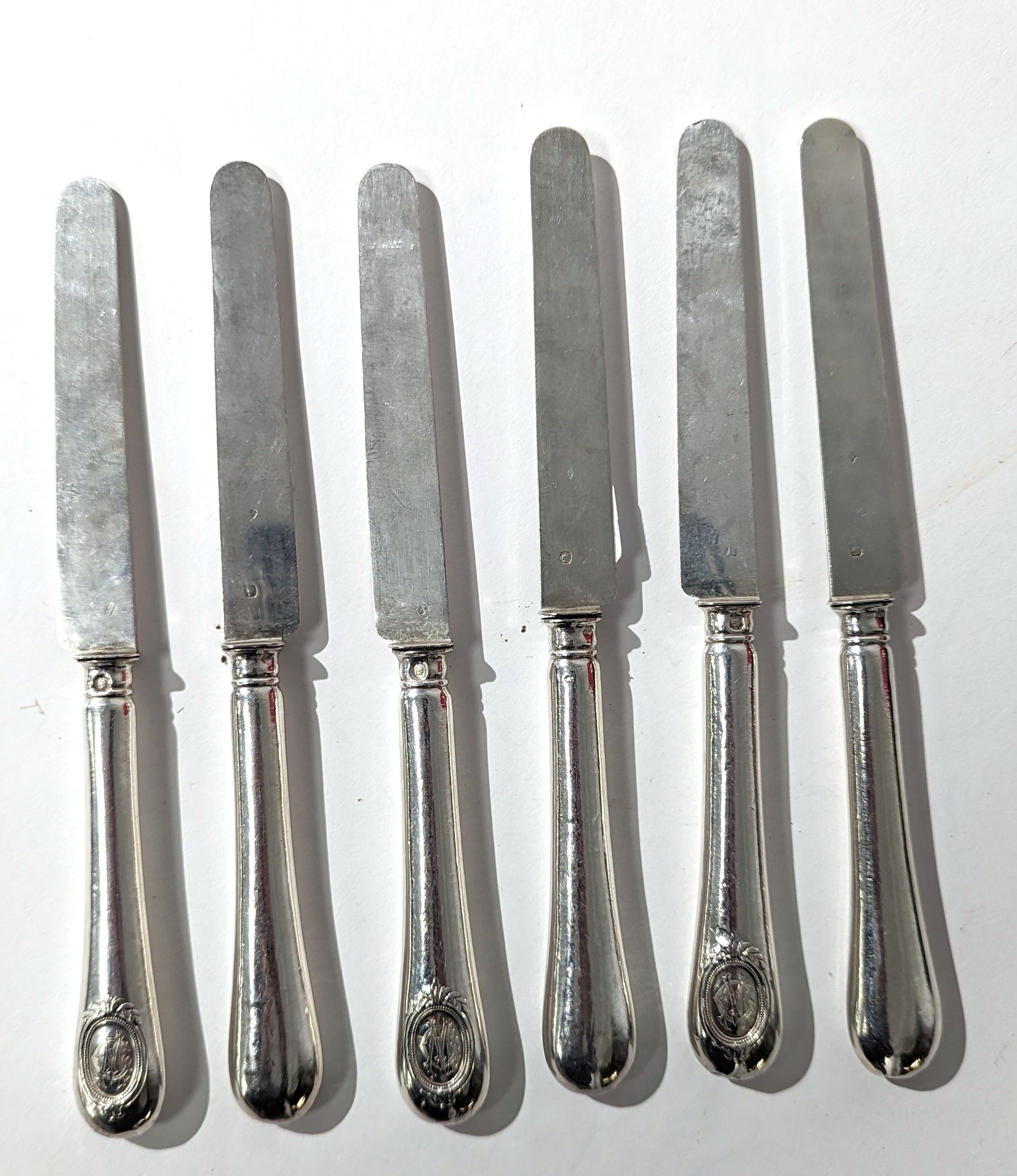 SIX COUTEAUX en argent à manche uni, chiffré...
