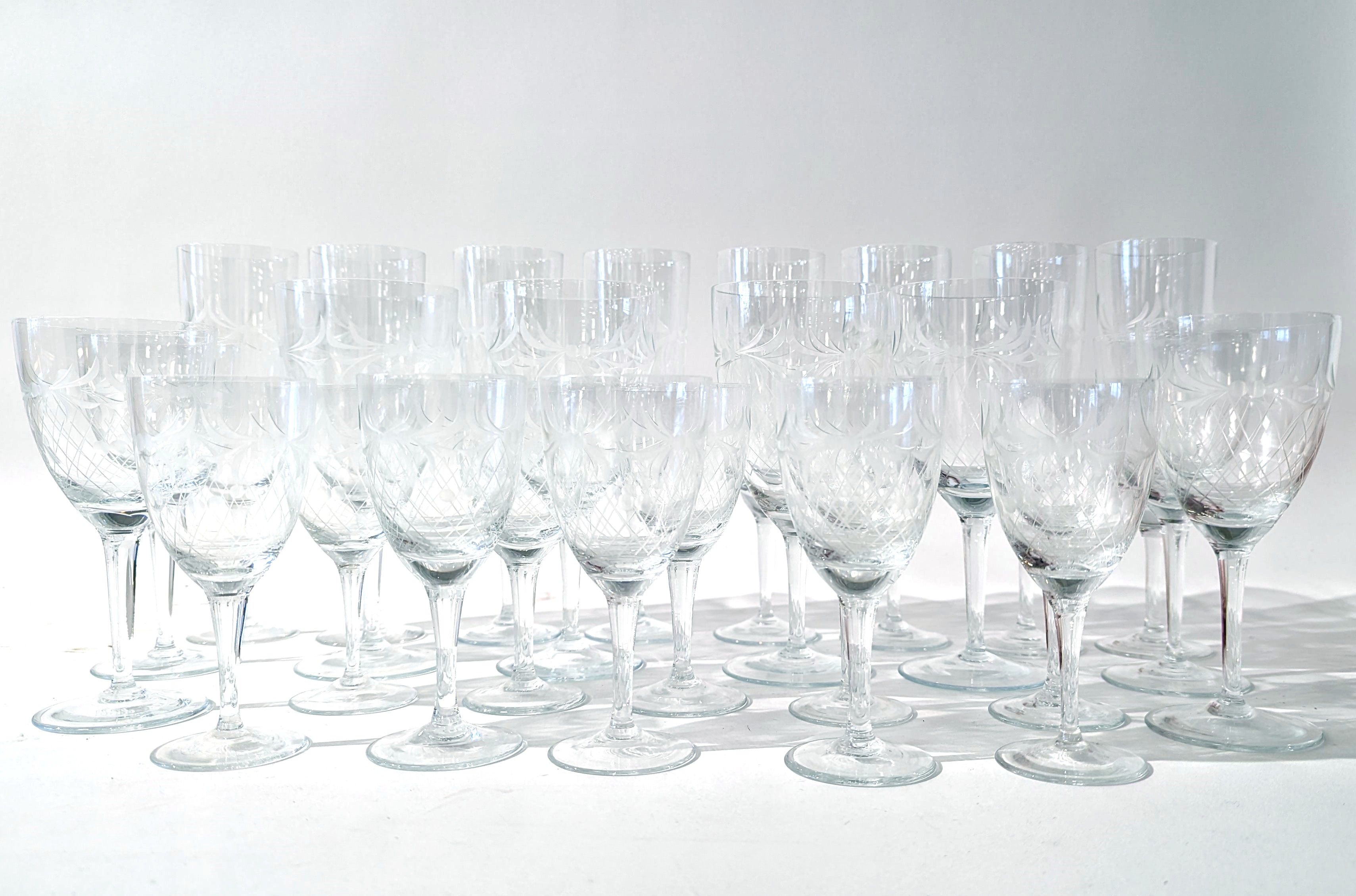 PARTIE DE VERRES en cristal gravé à pied...