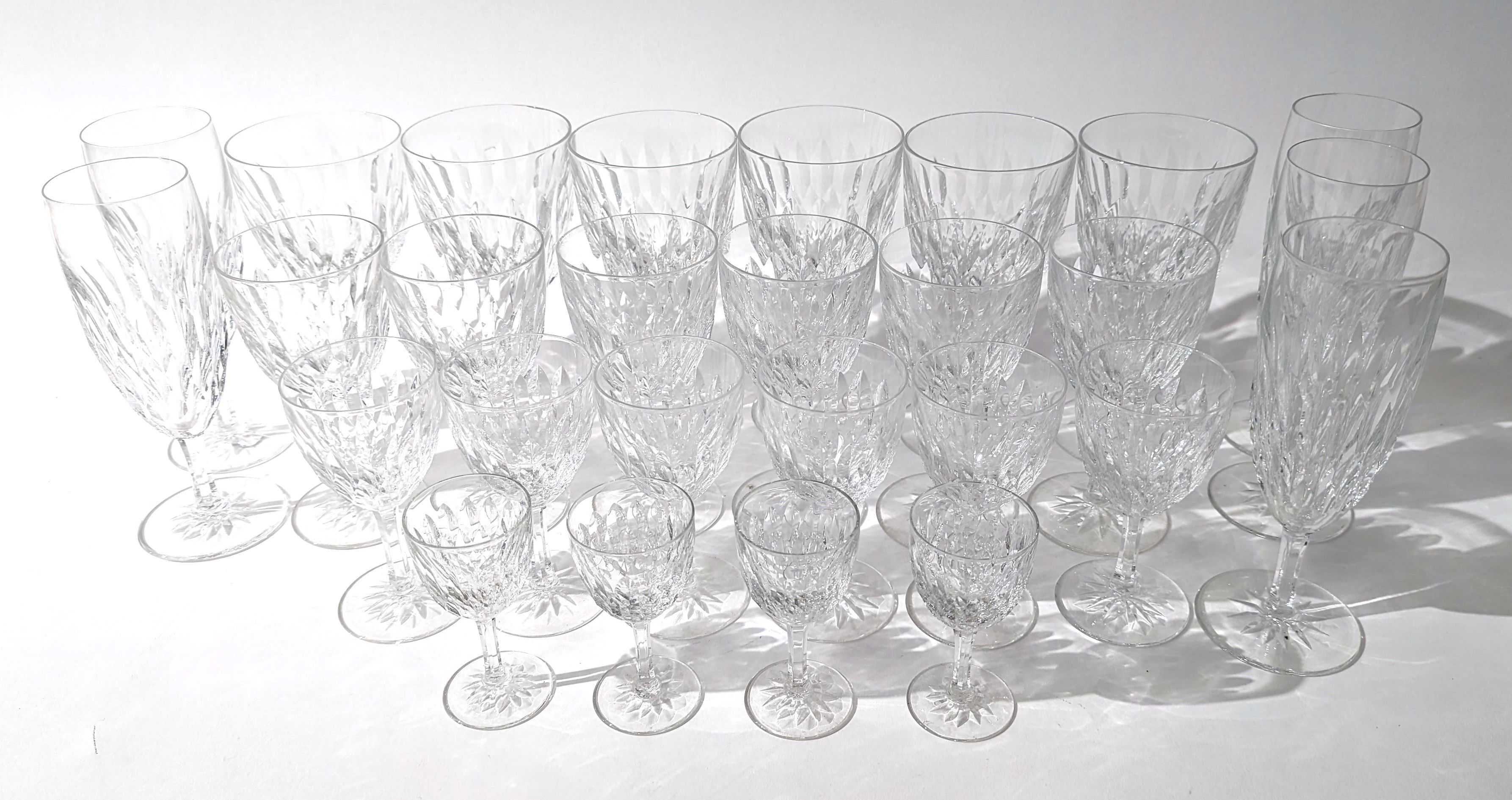 PARTIE DE SERVICE DE VERRES en cristal taillé...