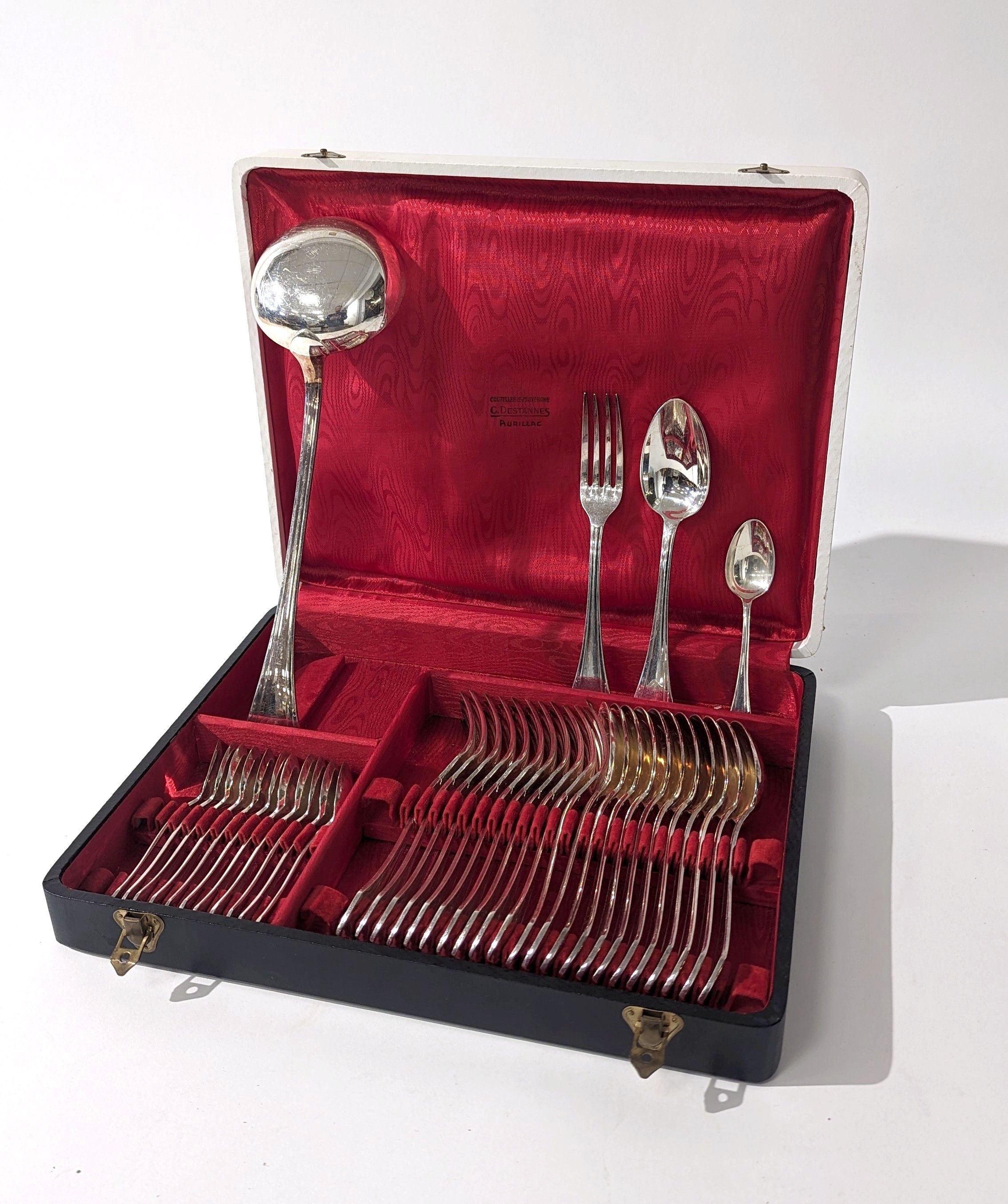 MÉNAGÈRE DE COUVERTS en métal argenté, modèle...