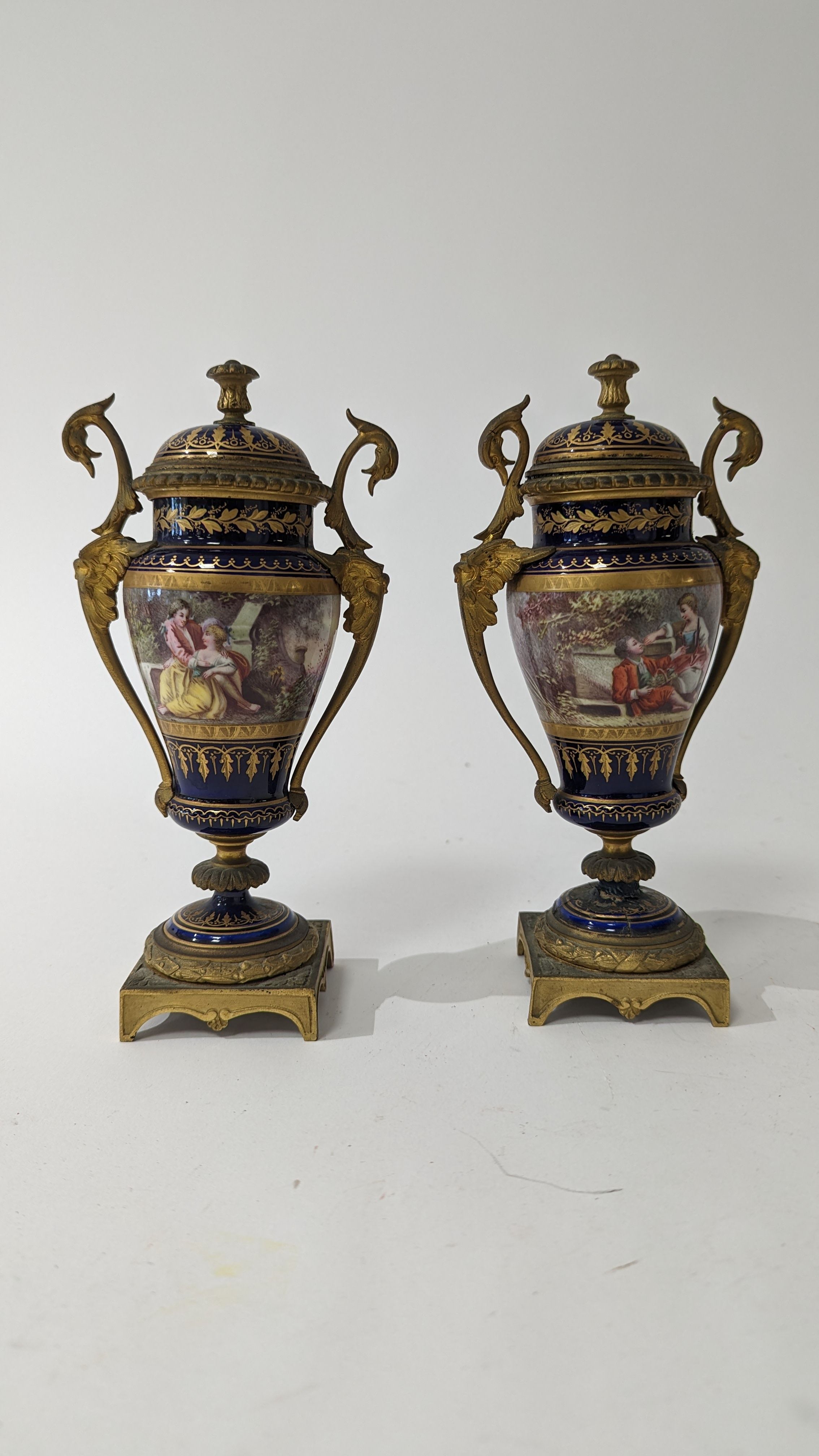 PAIRE DE PETITS VASES en cassolettes, en...