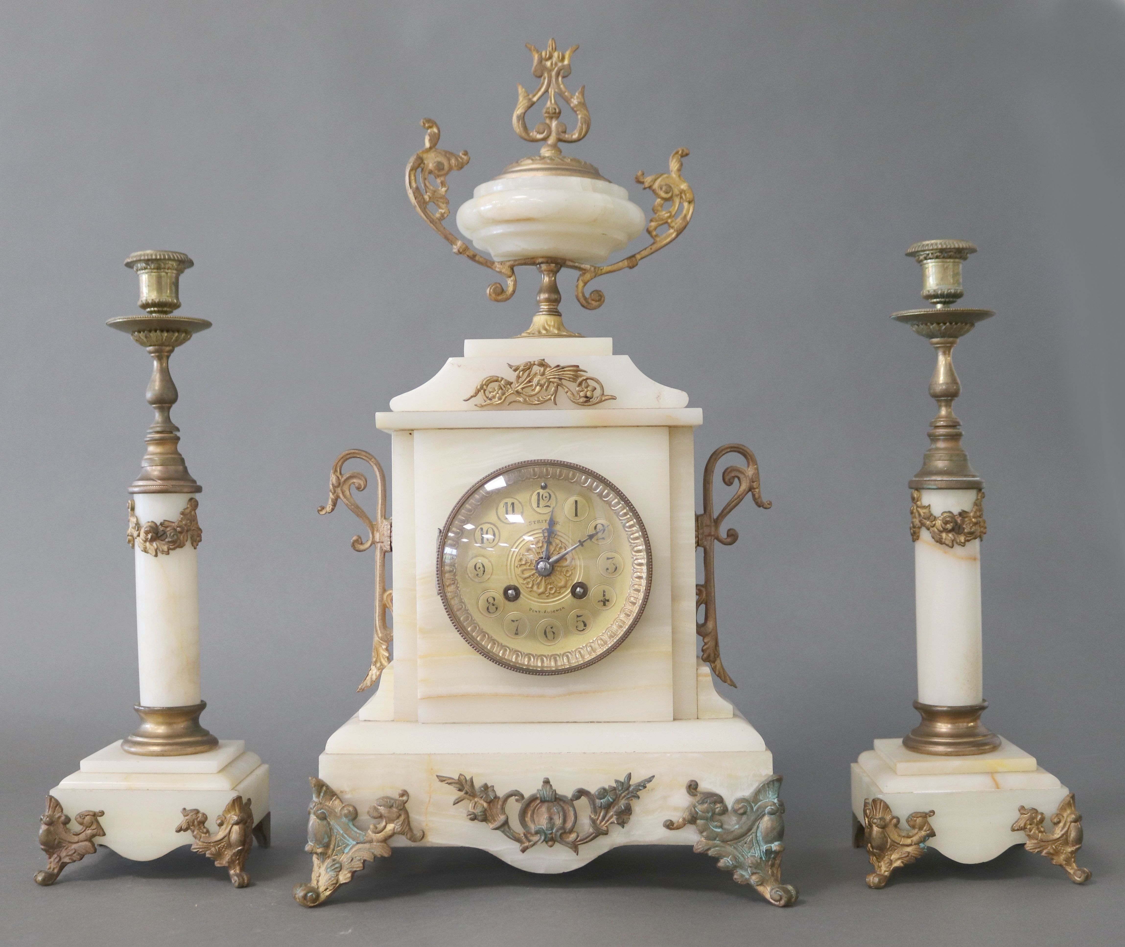 GARNITURE DE CHEMINÉE en onyx blanche et...