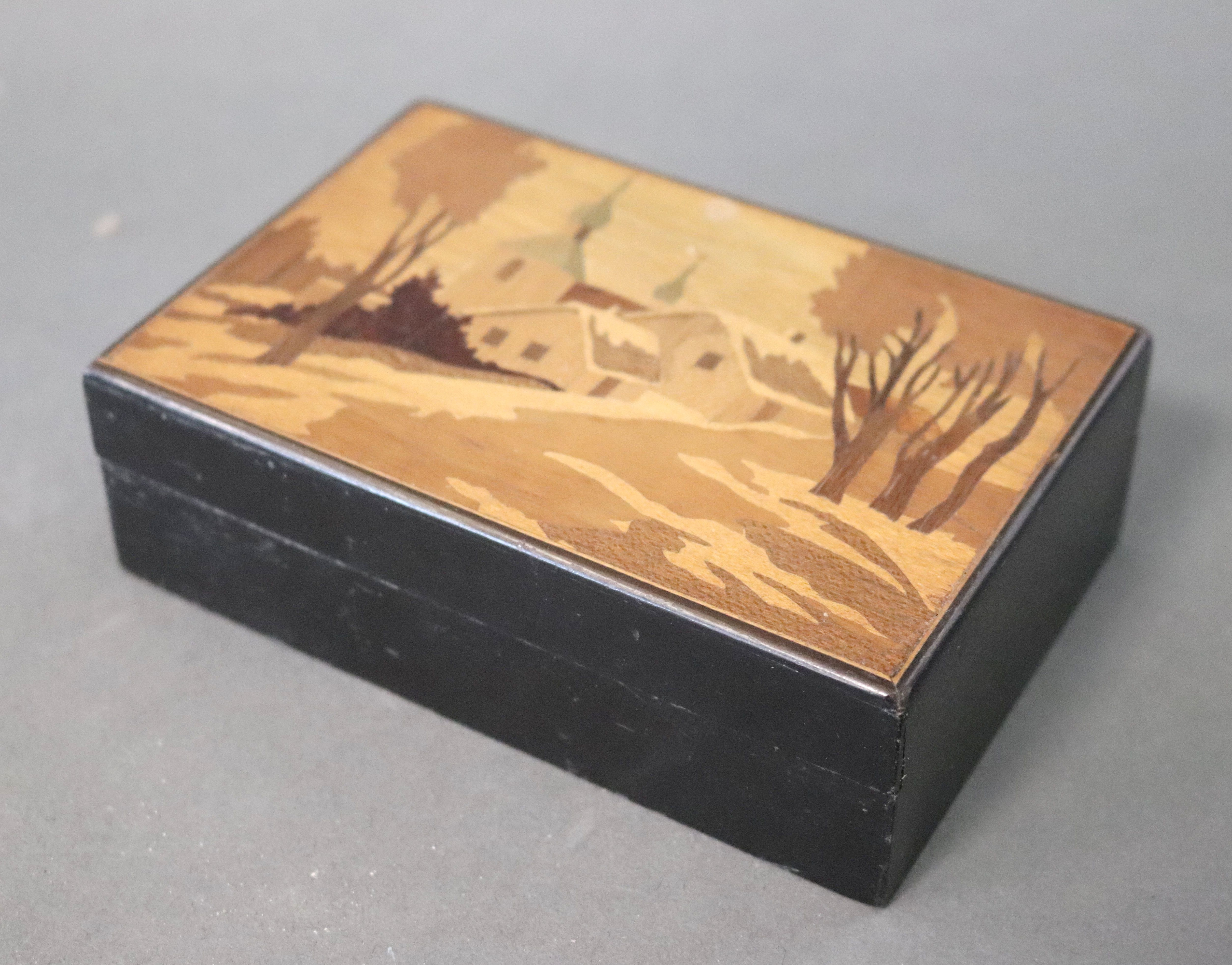 BOÎTE rectangulaire, le plateau marqueté...