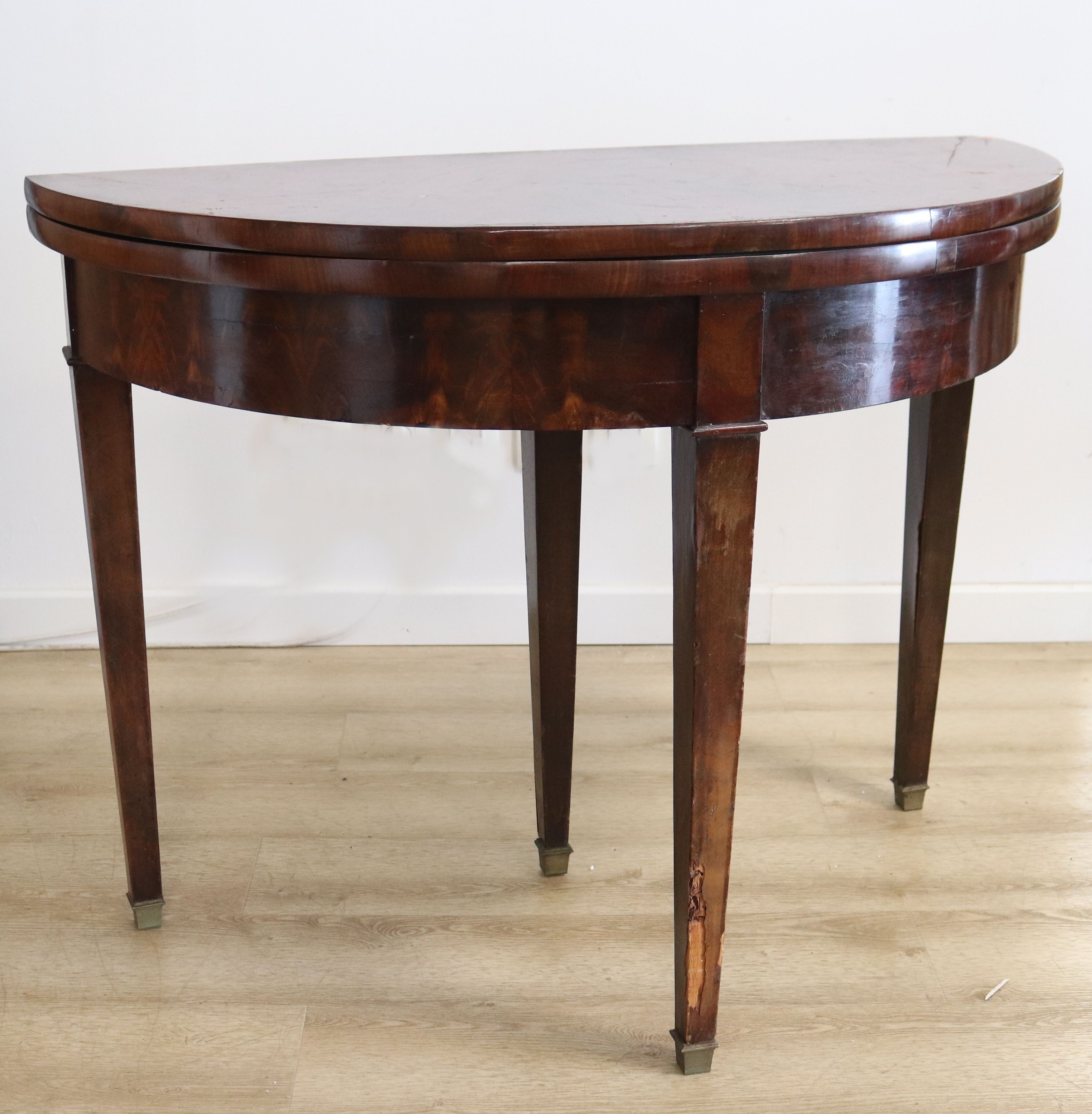 TABLE A JEUX demi-lune en acajou et placage...