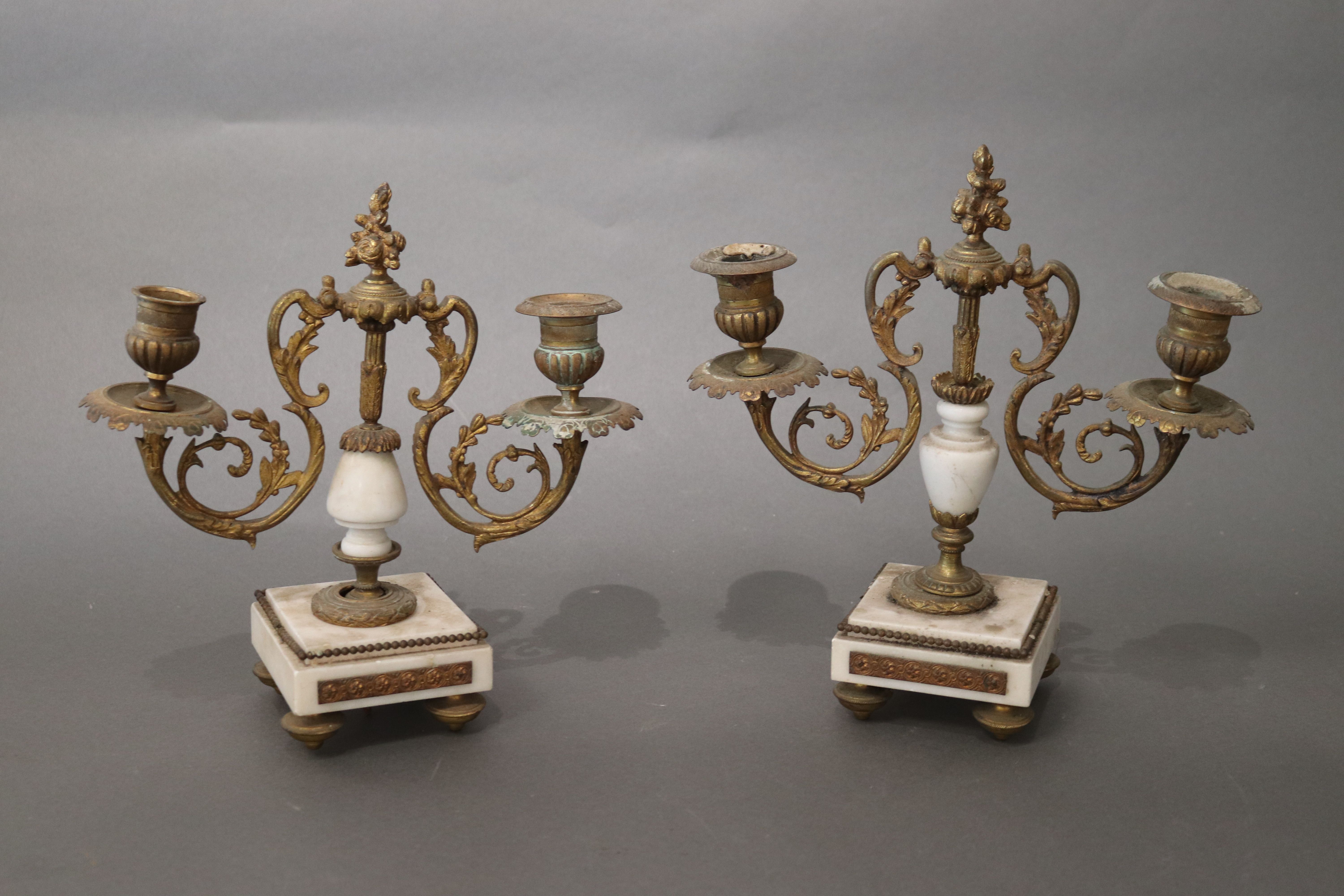 PAIRE DE FLAMBEAUX à deux lumières en bronze...