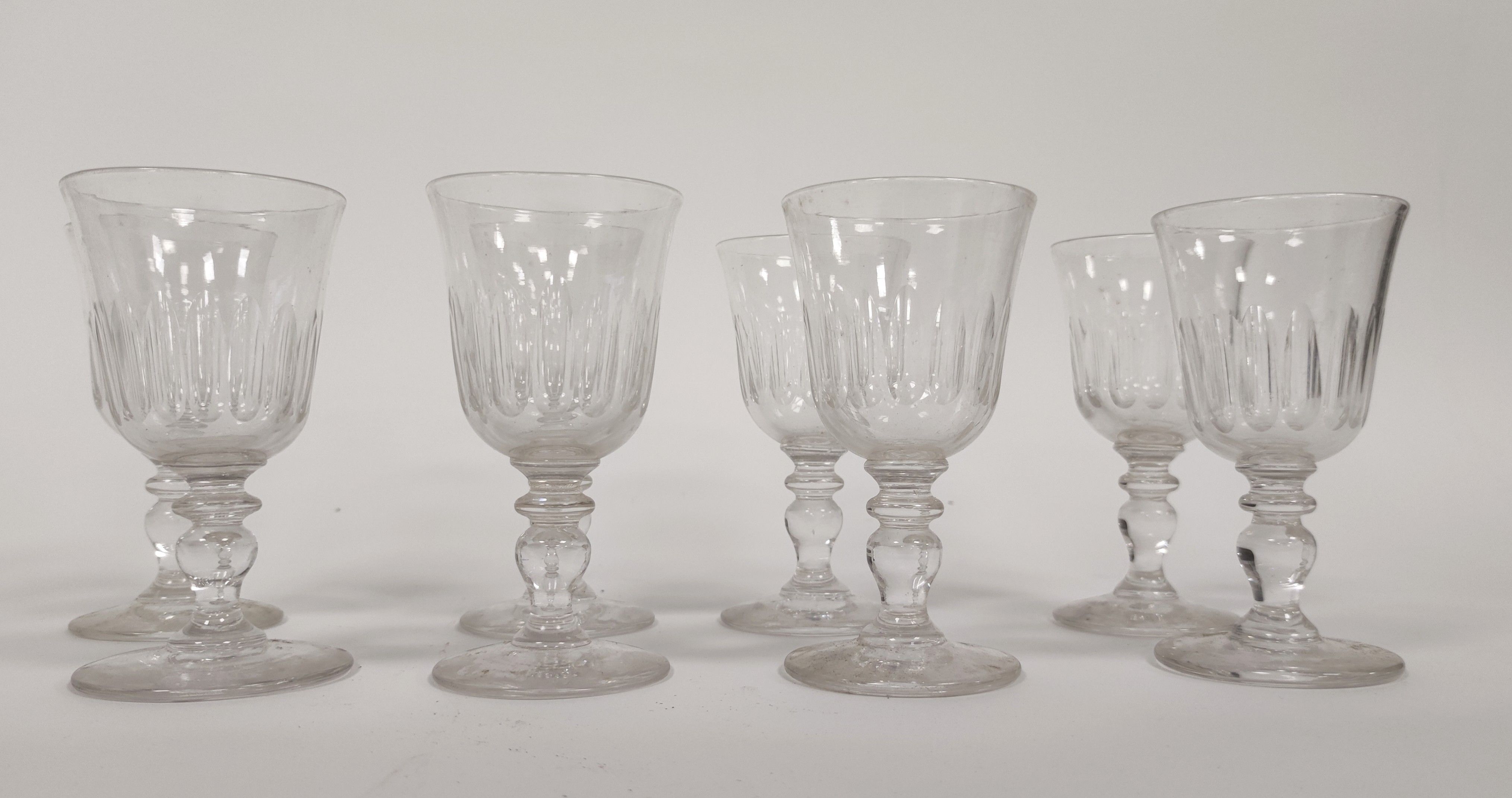SUITE DE HUIT VERRES A VIN BLANC en cristal...