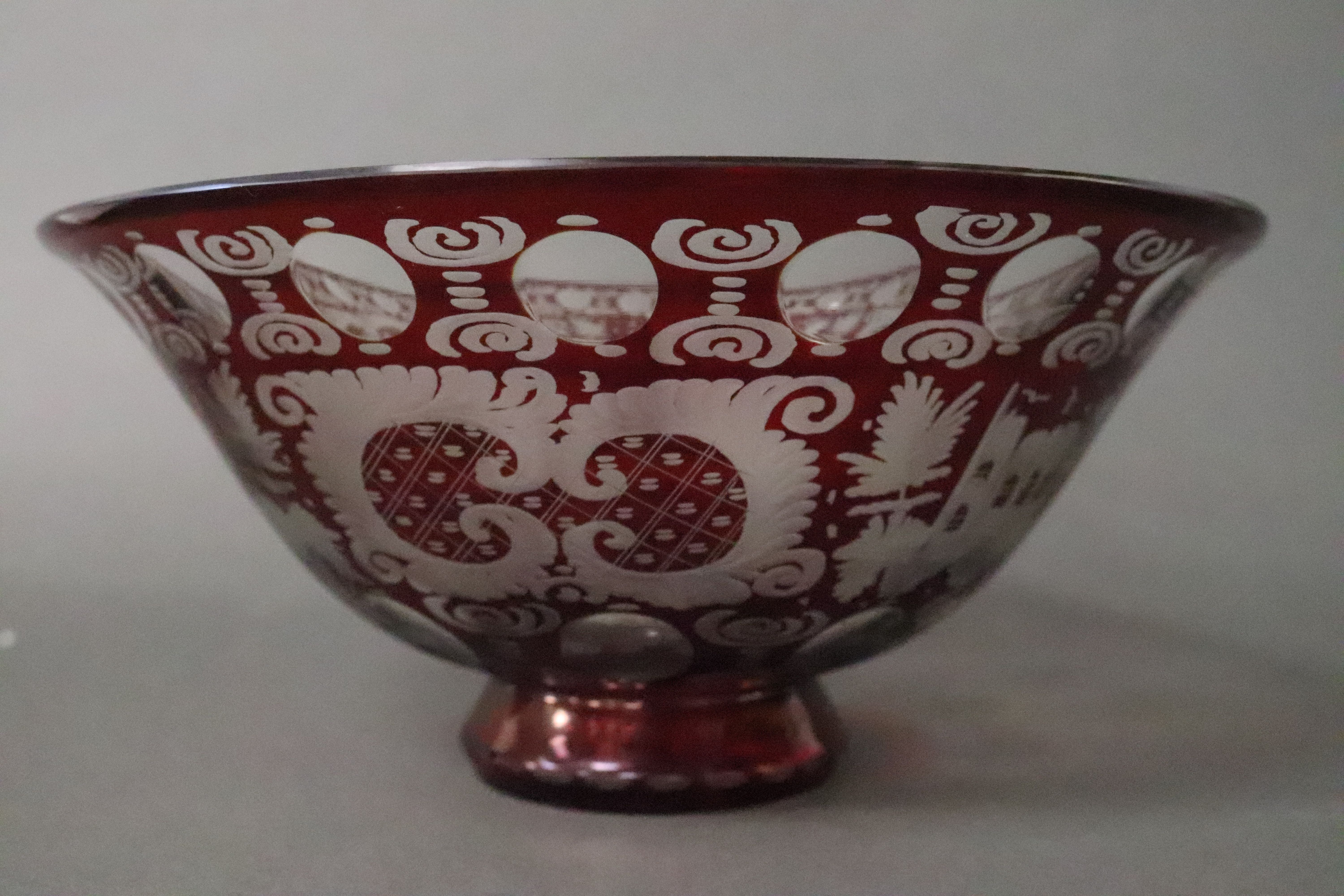 SOUCOUPE en verre de Bohème sur talon à décor...