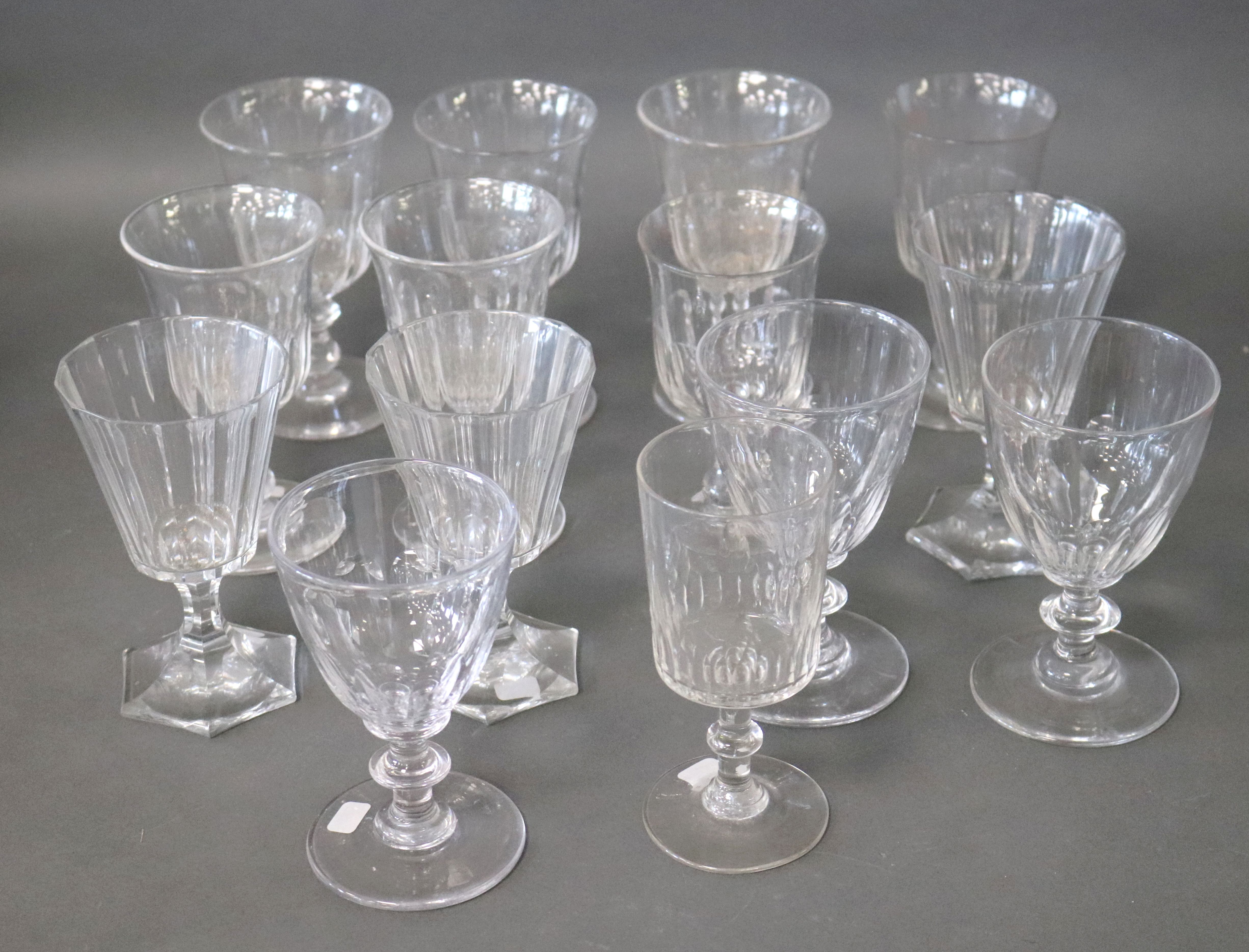 ENSEMBLE DE QUATORZE VERRES A EAU en cristal...