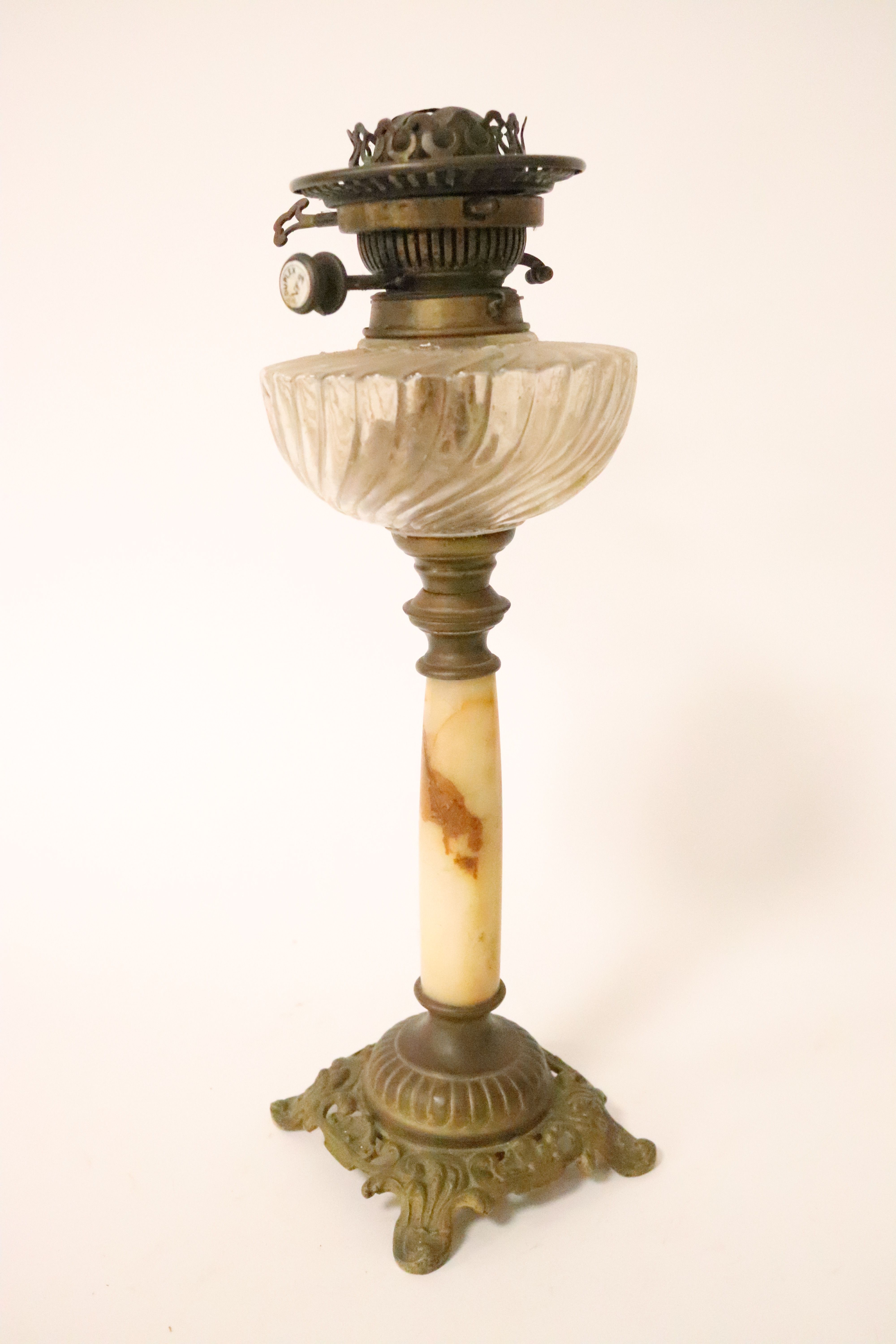 LAMPE A HUILE en onyxe et bronze. La vasque...