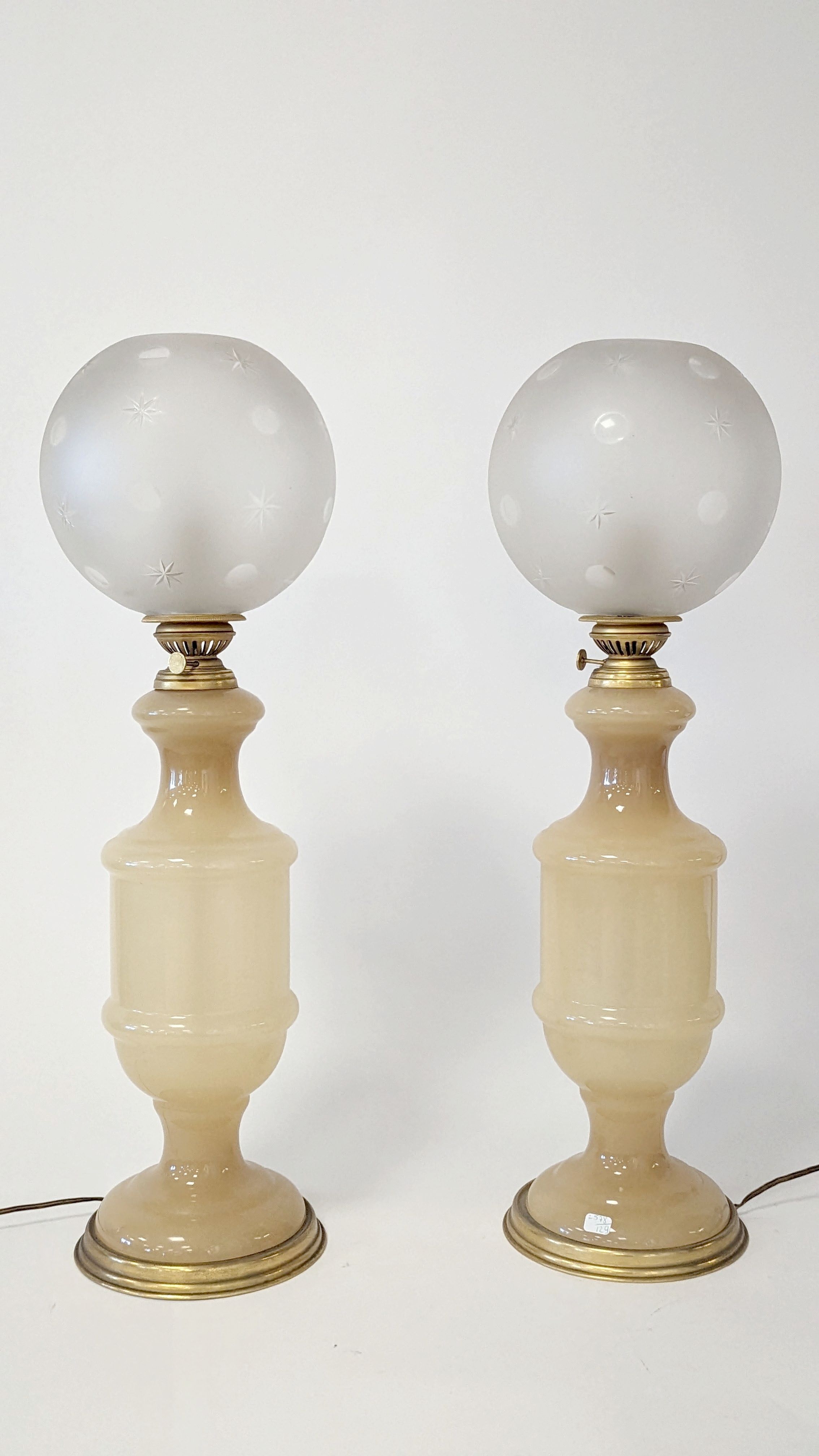 PAIRE DE LAMPE en opaline teinté beige à...