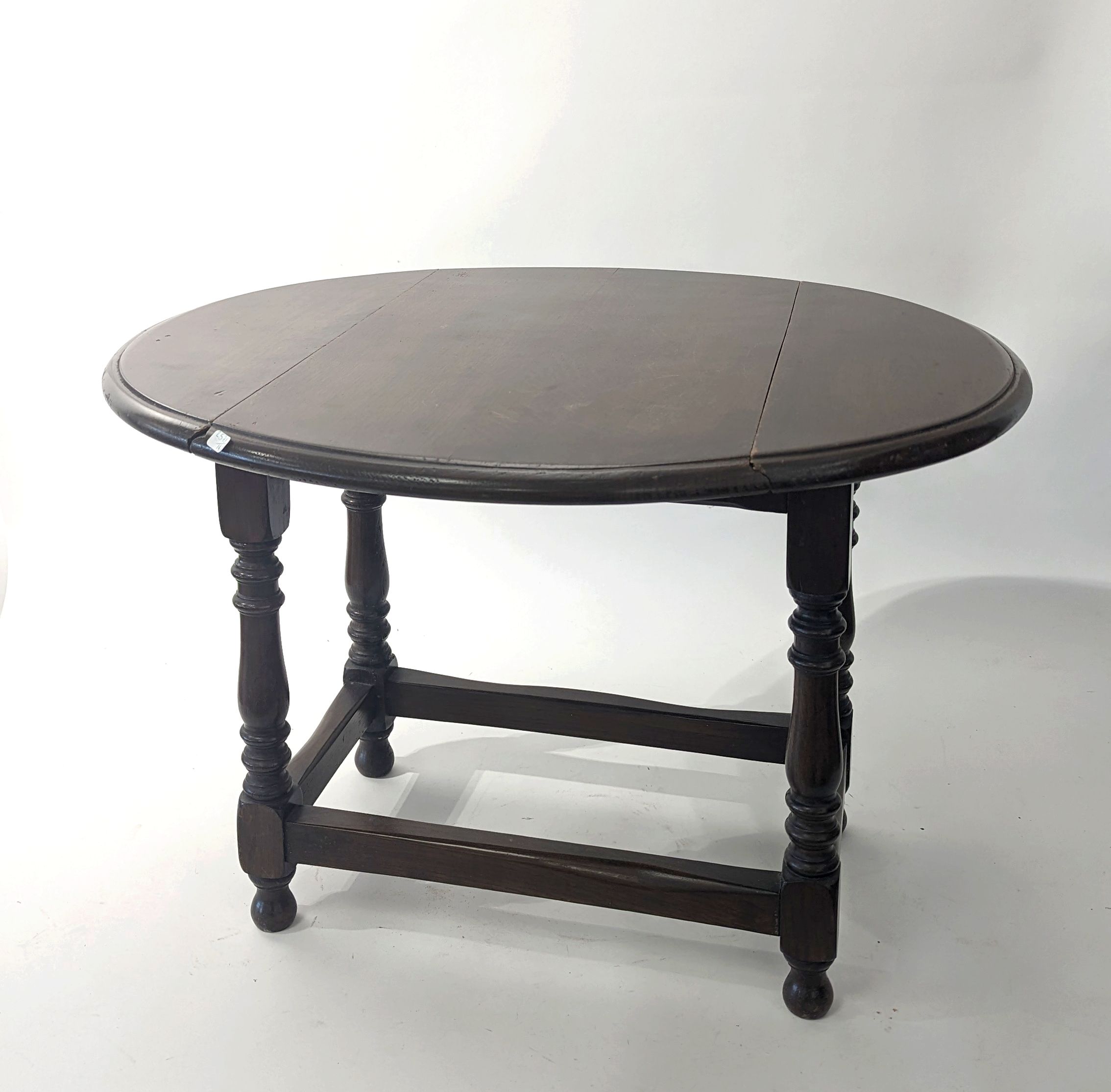PETITE TABLE en bois teinté à plateau ovale...