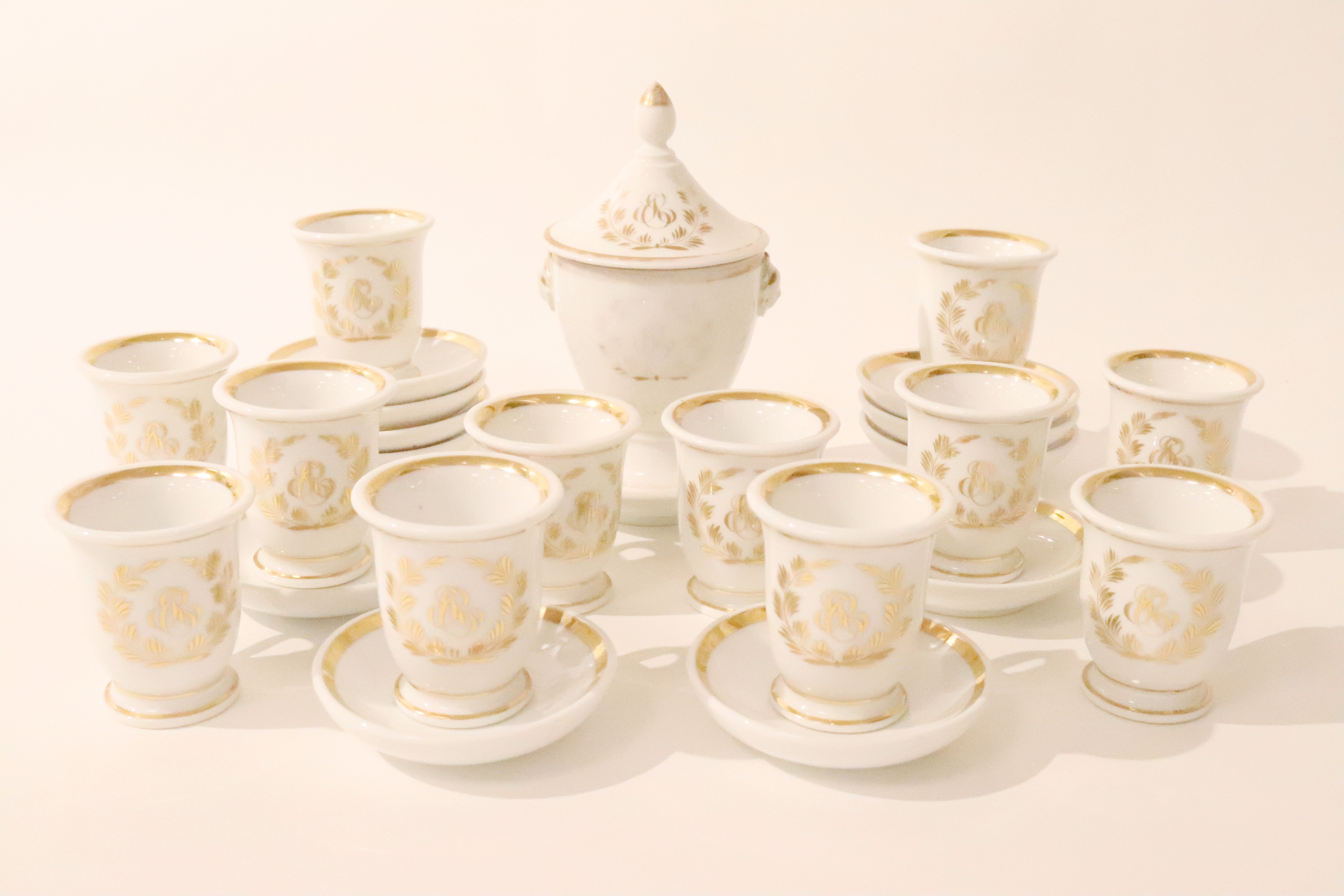 PARTIE DE SERVICE A CAFE en porcelaine de...