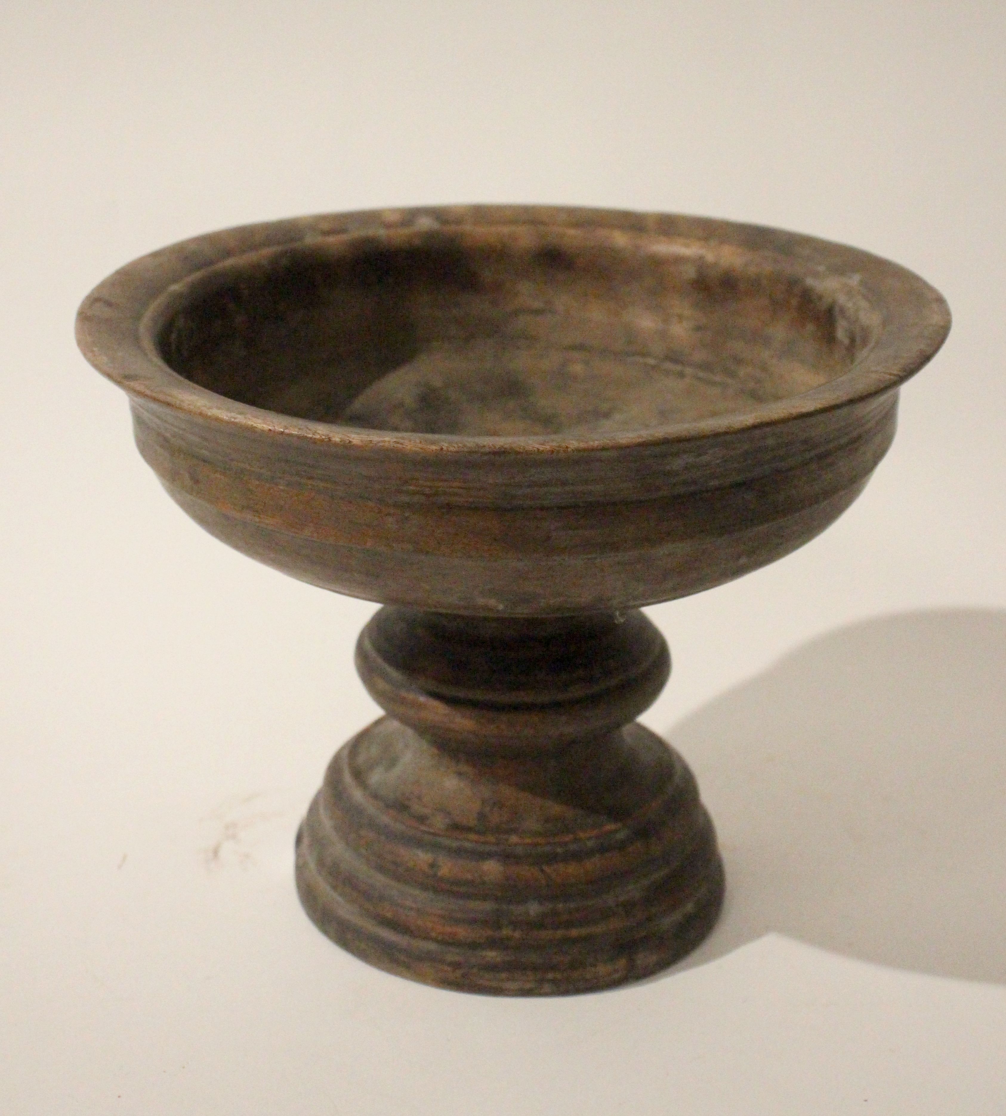COUPE sur piédouche en bois tourné.