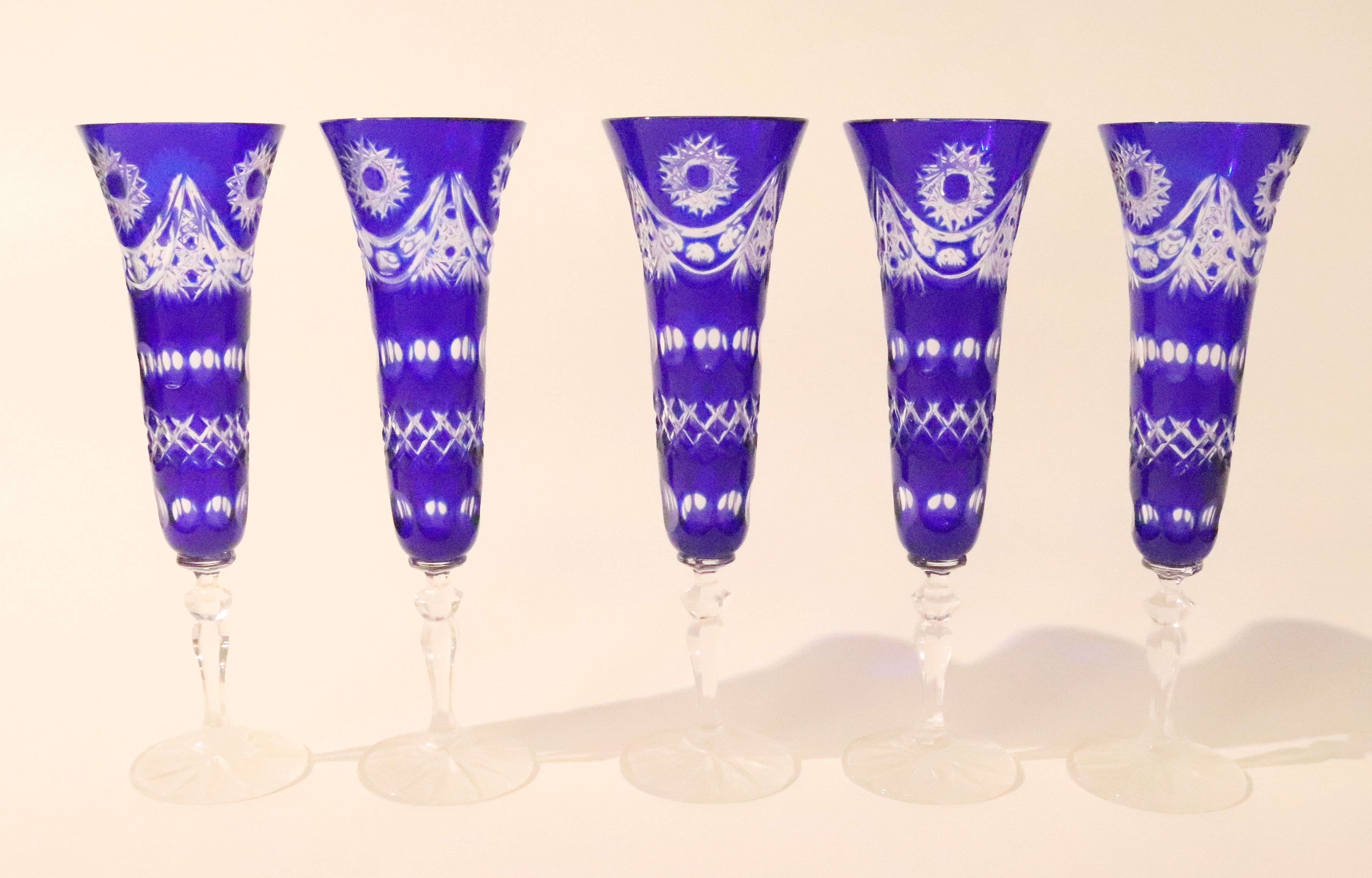 CINQ FLÛTES A CHAMPAGNE en cristal taillé...