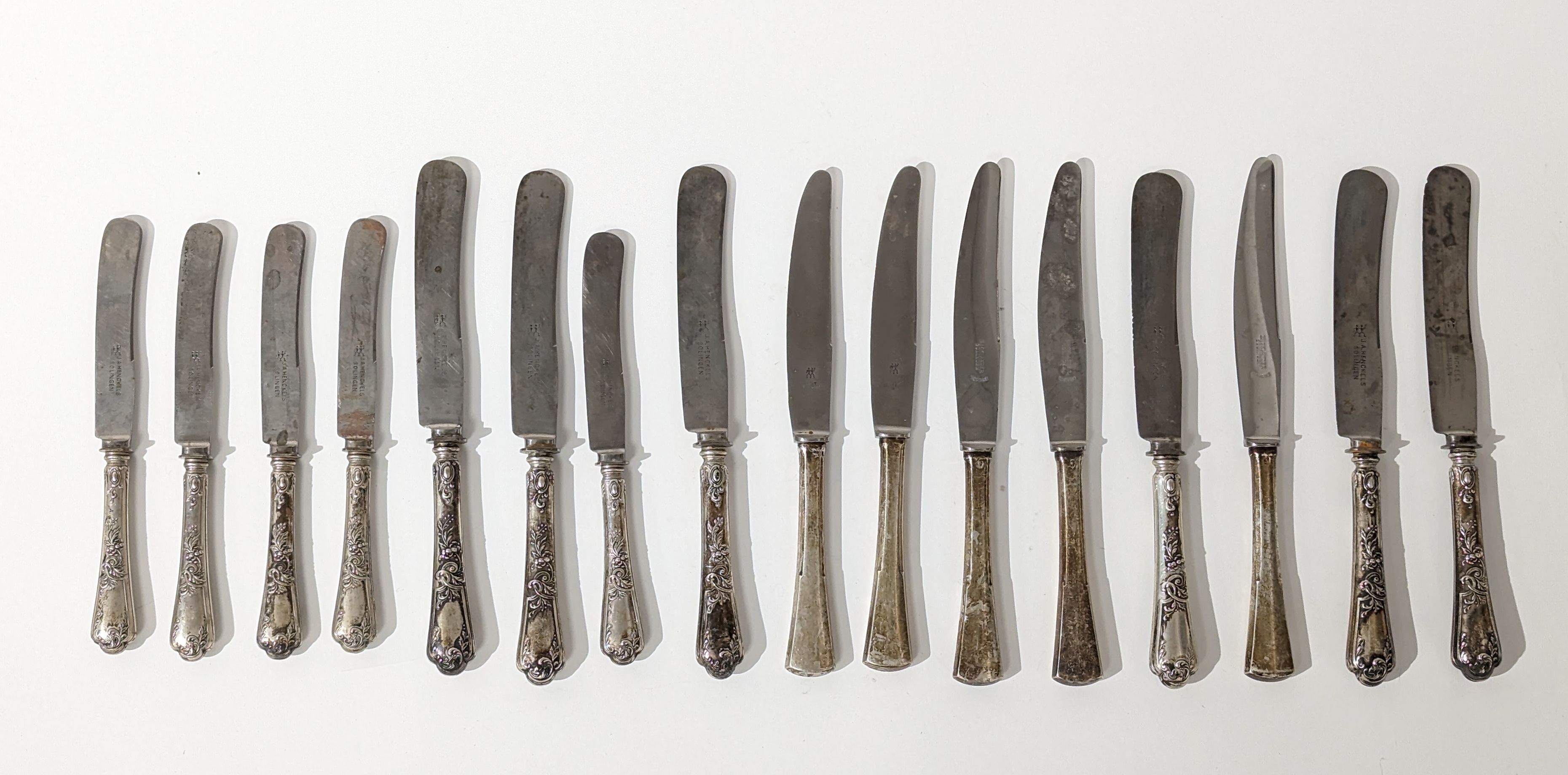 ENSEMBLE DIVERS DE COUTEAUX (800) en argent...