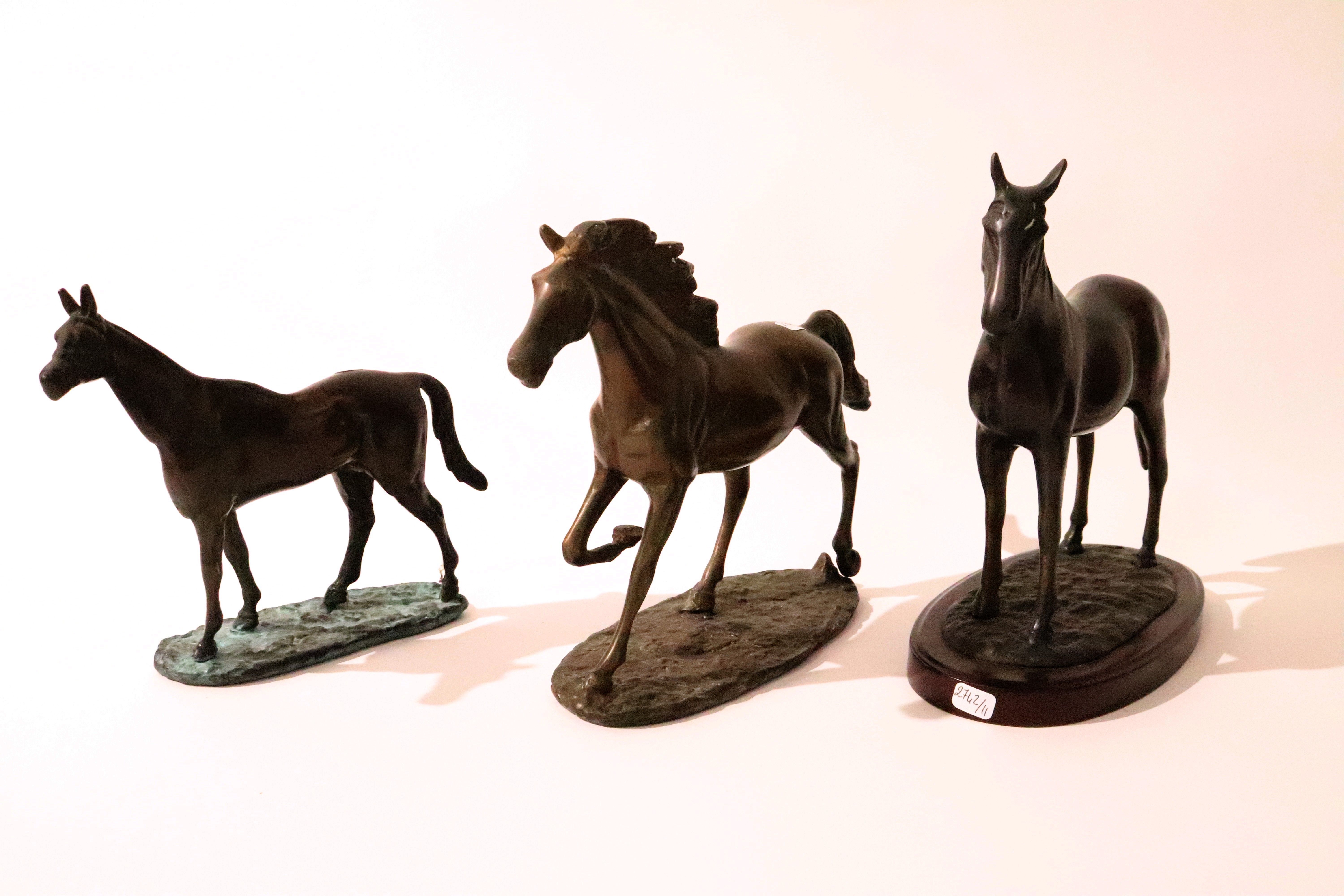 TROIS CHEVAUX en bronze moulé et ciselé deux...