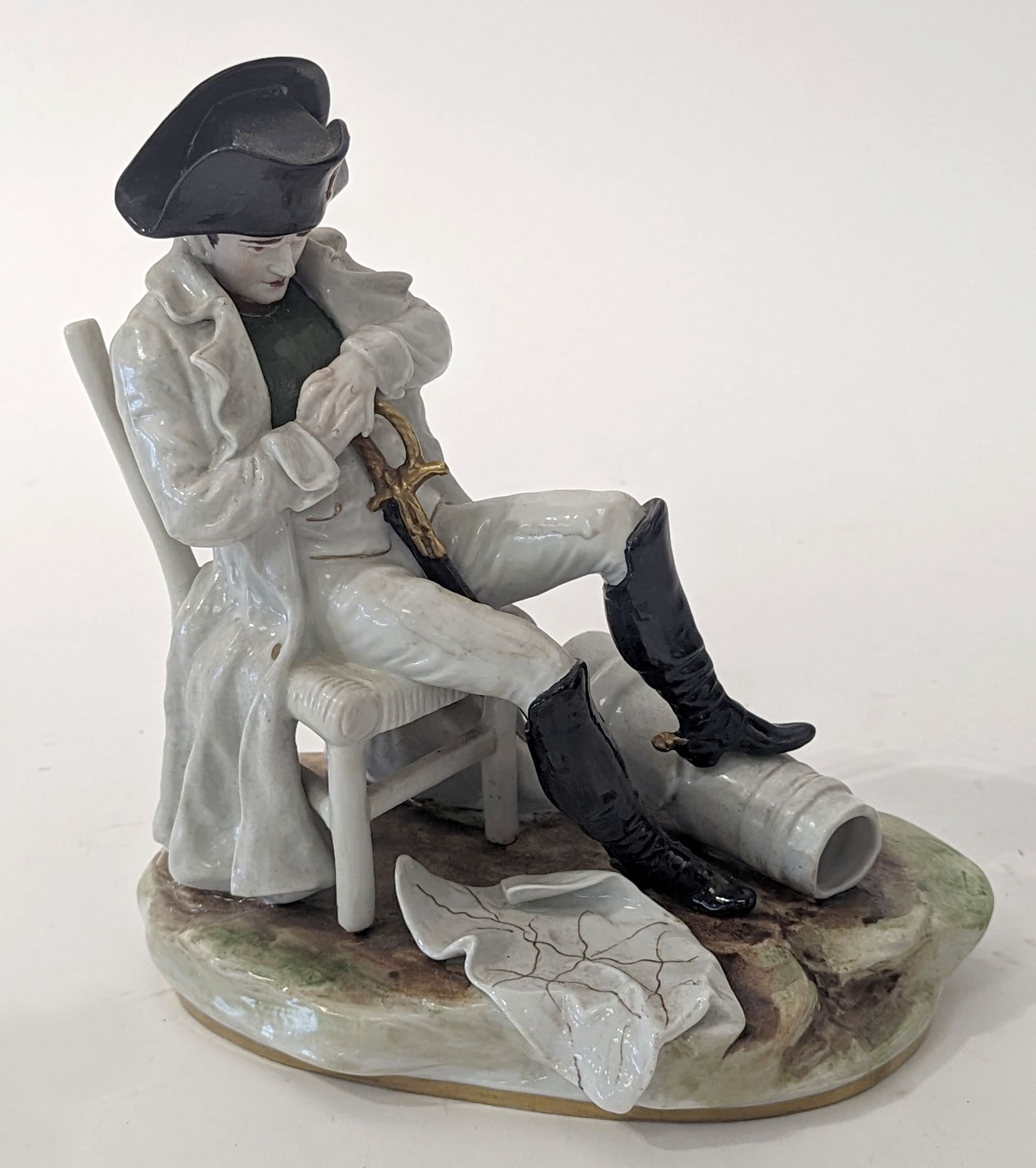 STATUETTE en porcelaine polychrome représentant...