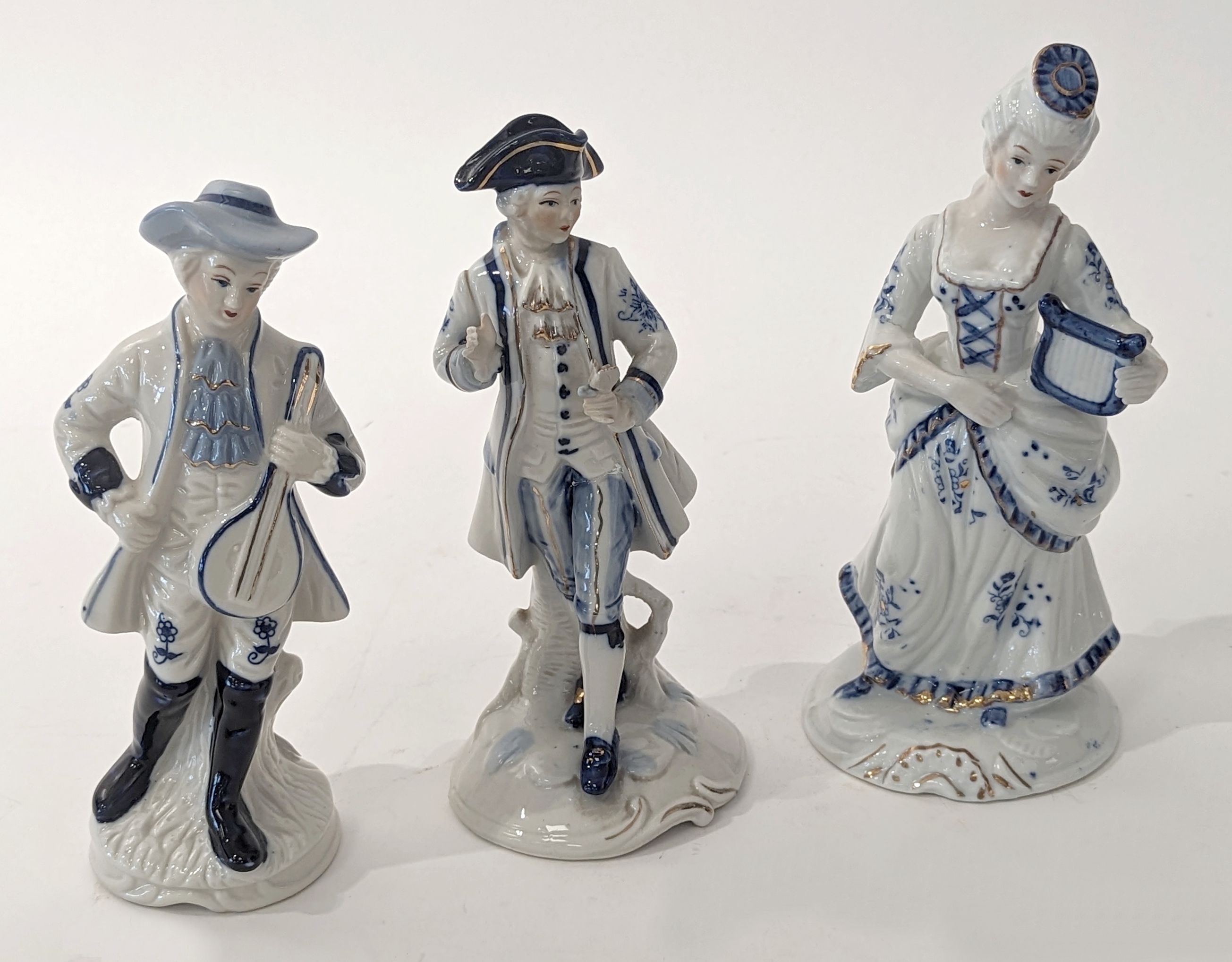 SUITE DE TROIS STATUETTES dont deux galants...