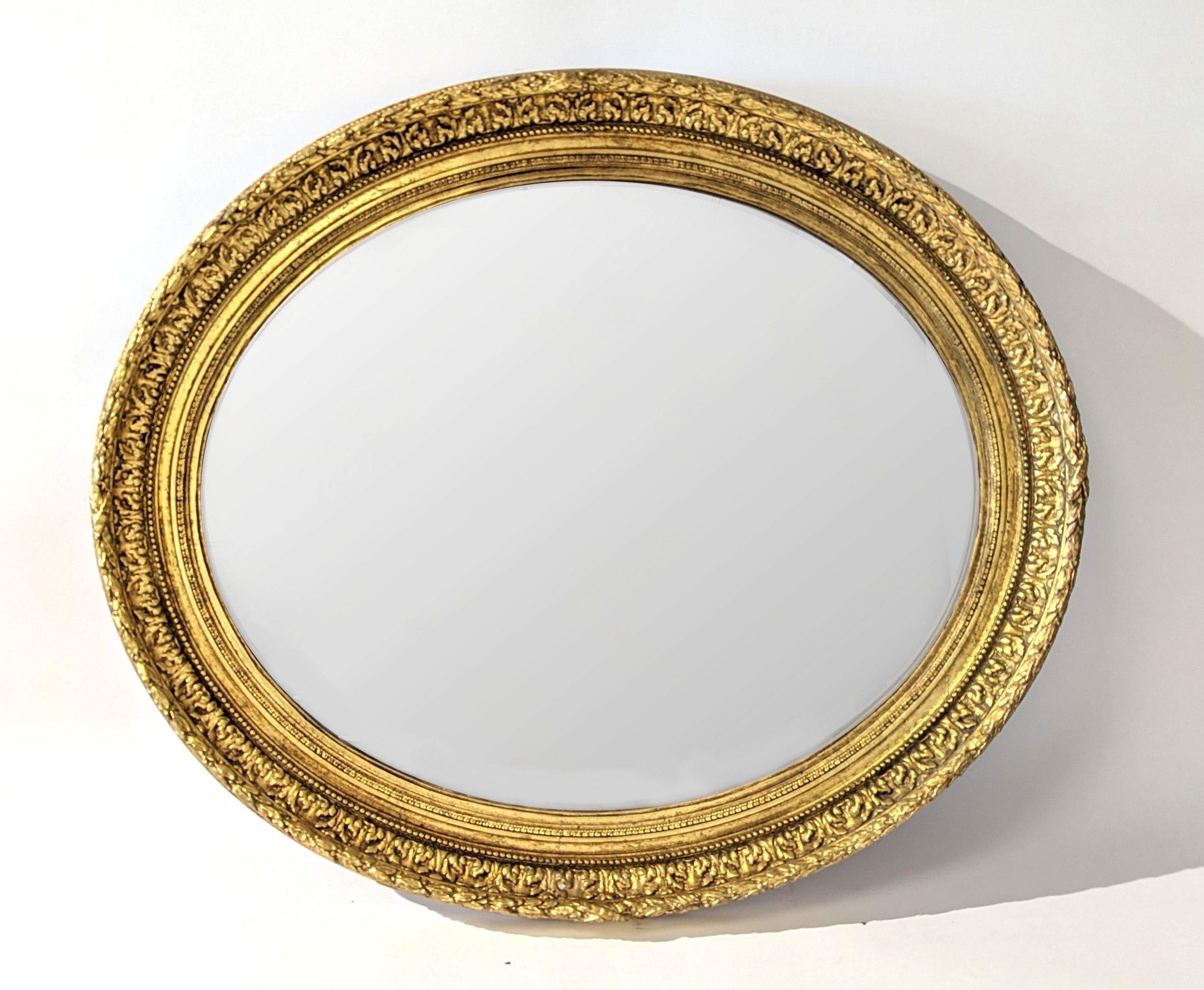 MIROIR ovale dans un cadre en bois stuqué...