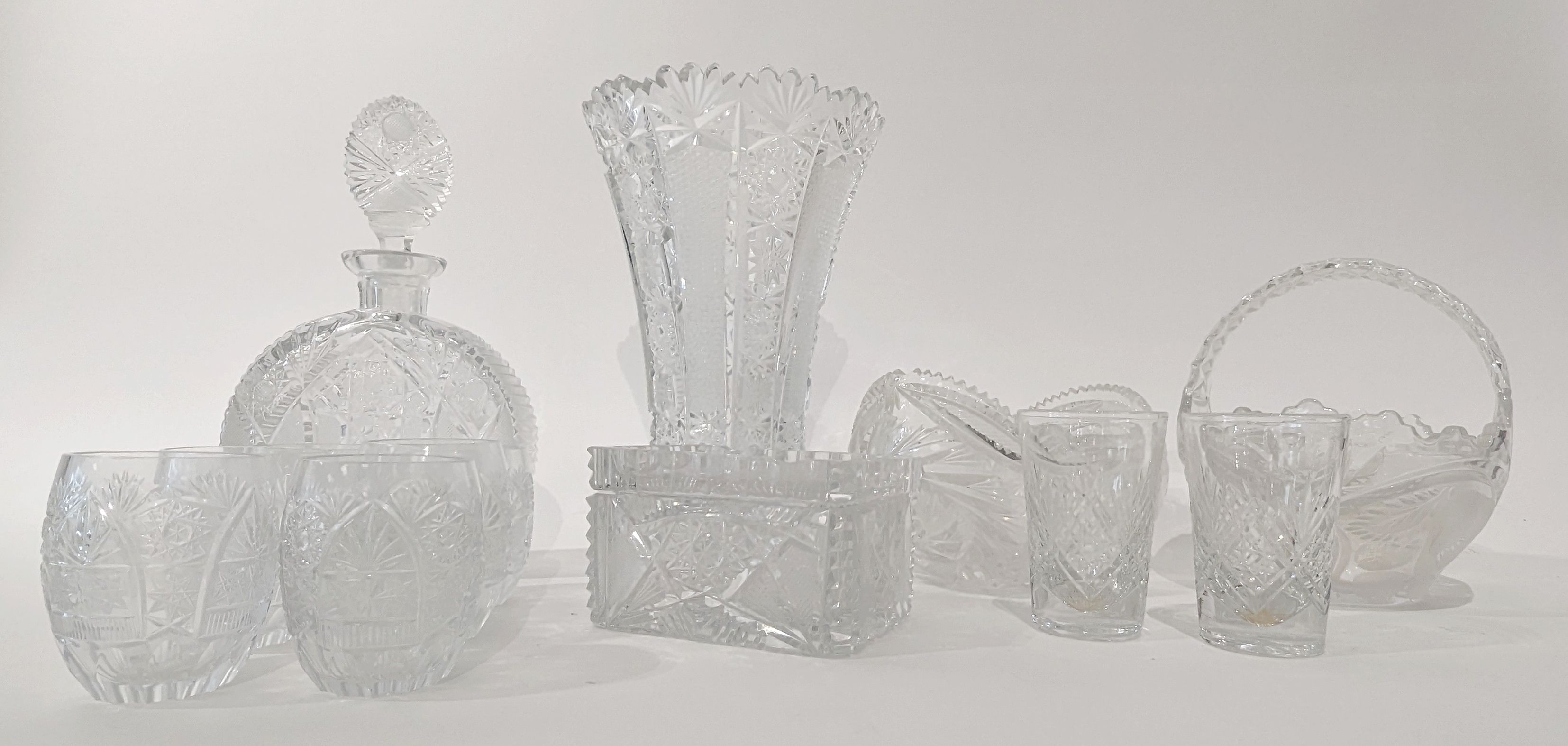 ENSEMBLE DE VERRERIE en cristal taillé, principalement...