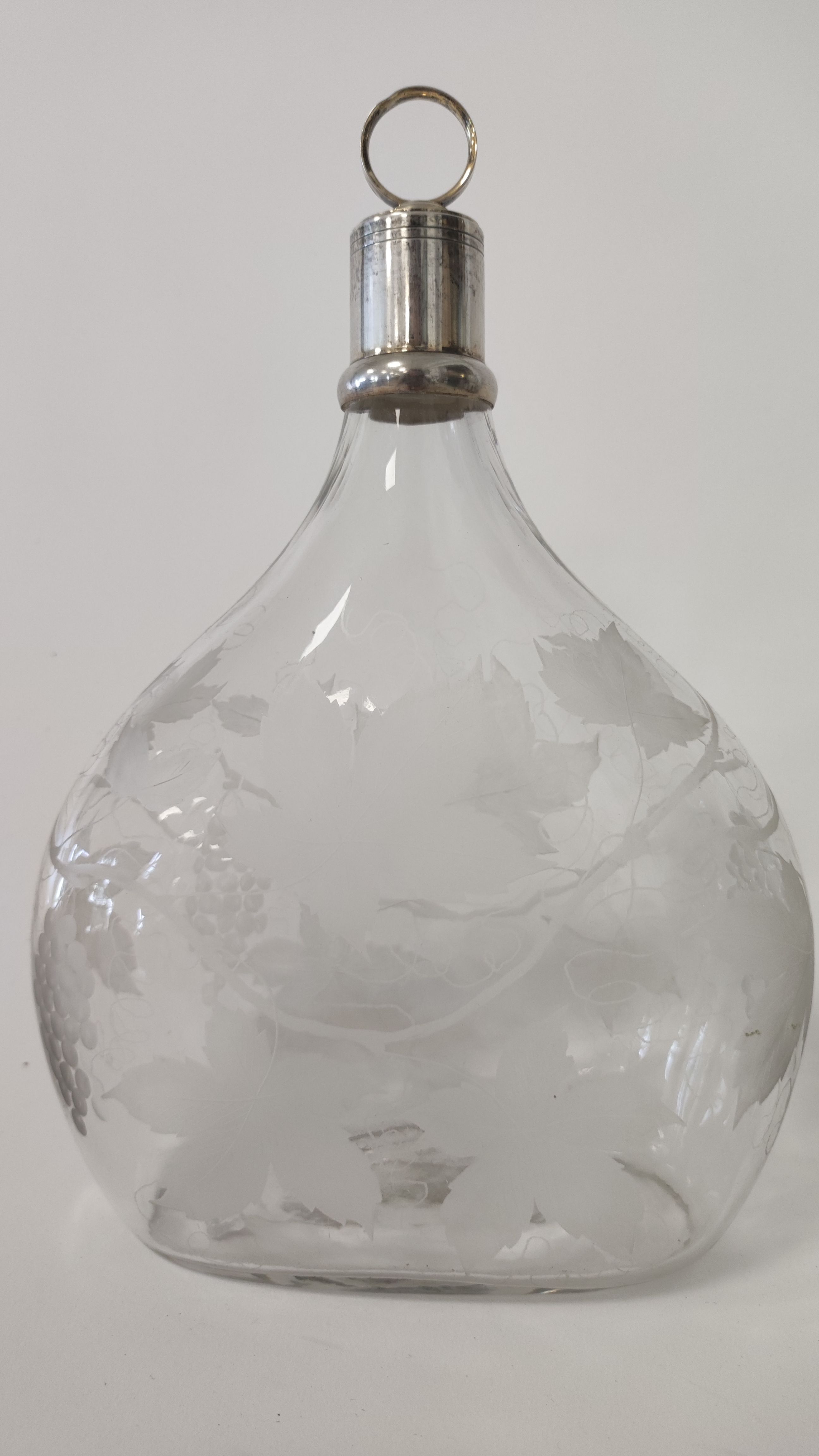 CARAFE A VIN de forme piriforme en cristal...