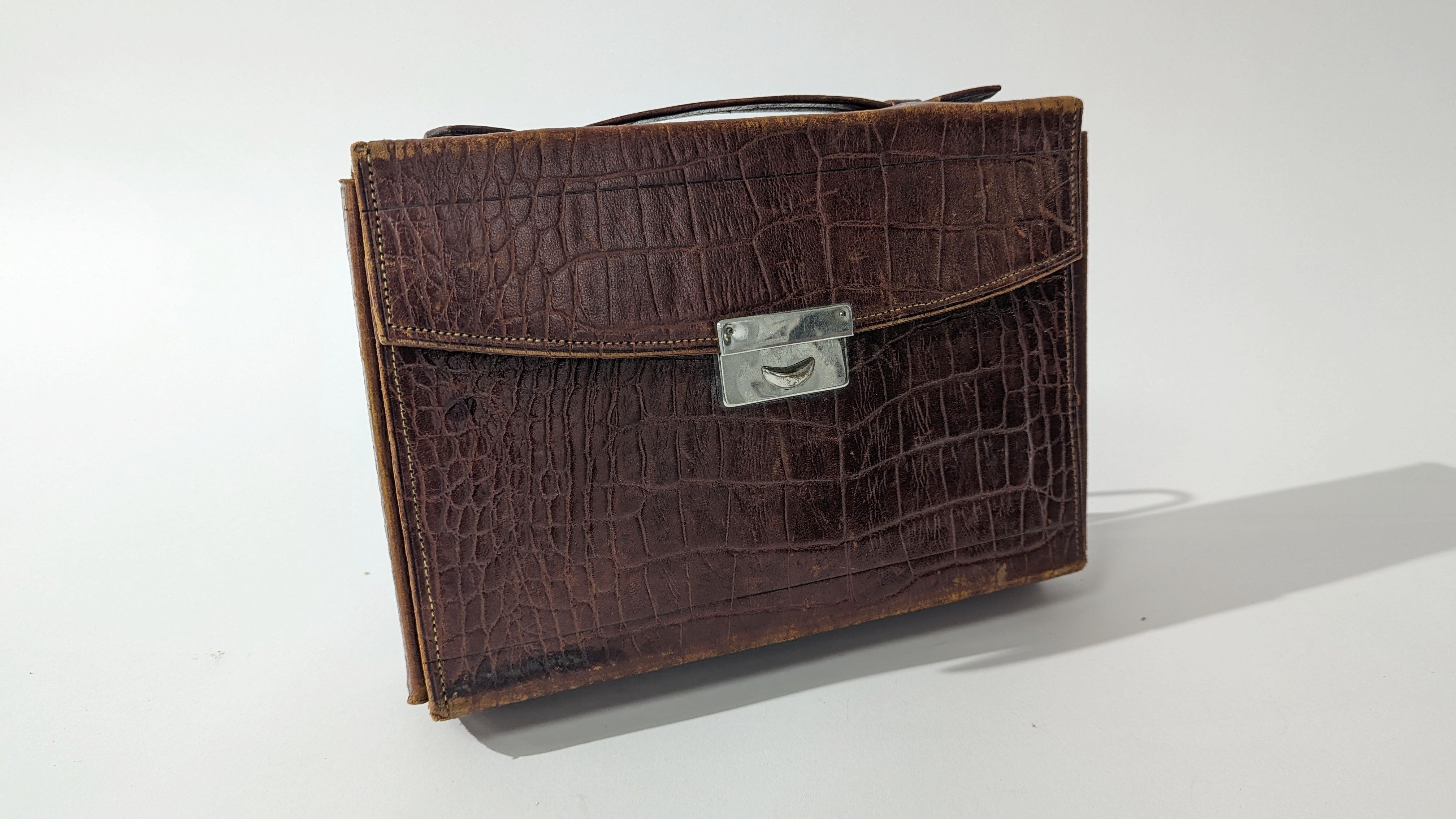 NECESSAIRE DE TOILETTE de voyage comprenant...