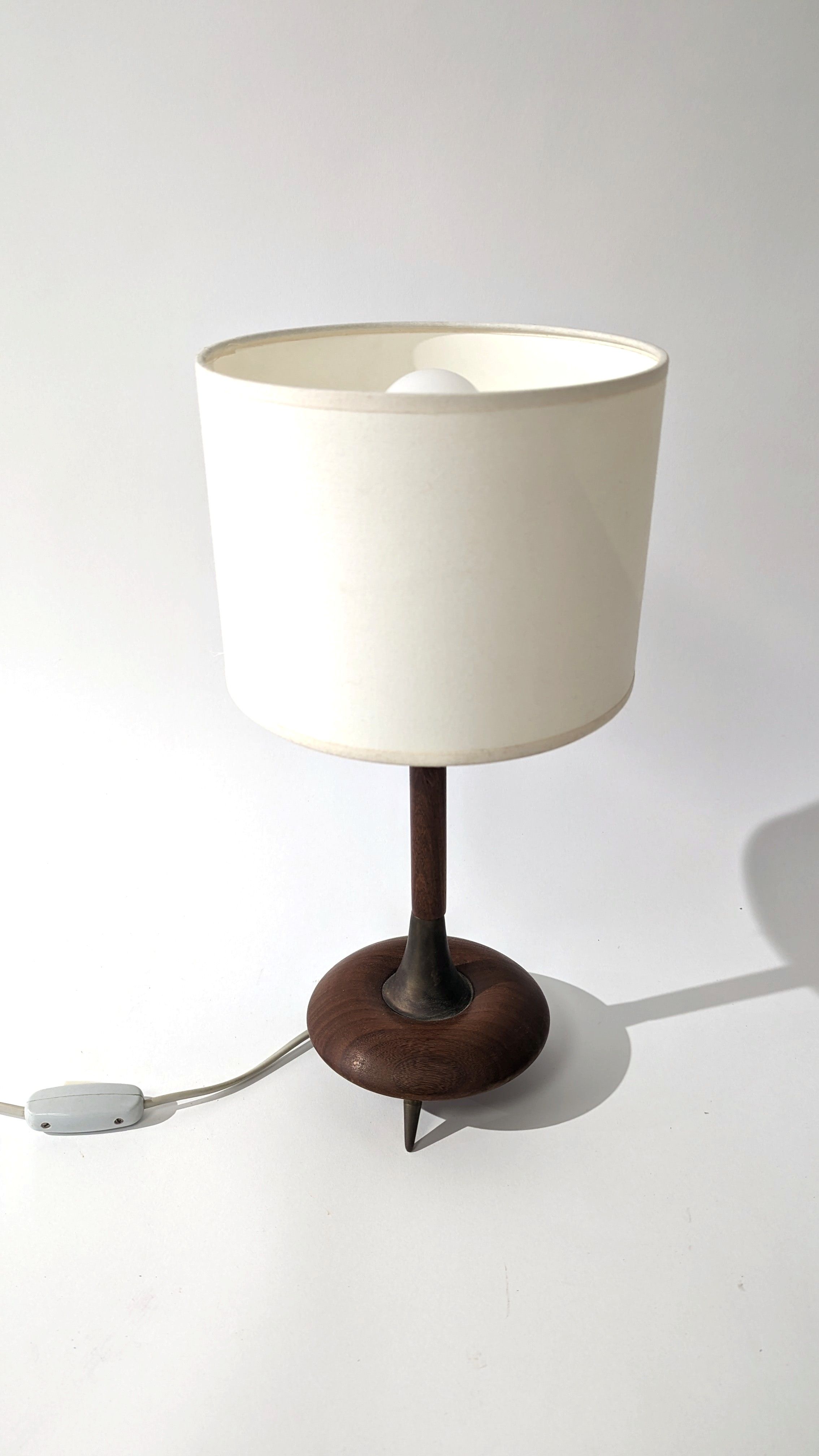 LAMPE à fût en acajou cerclé de laiton et...