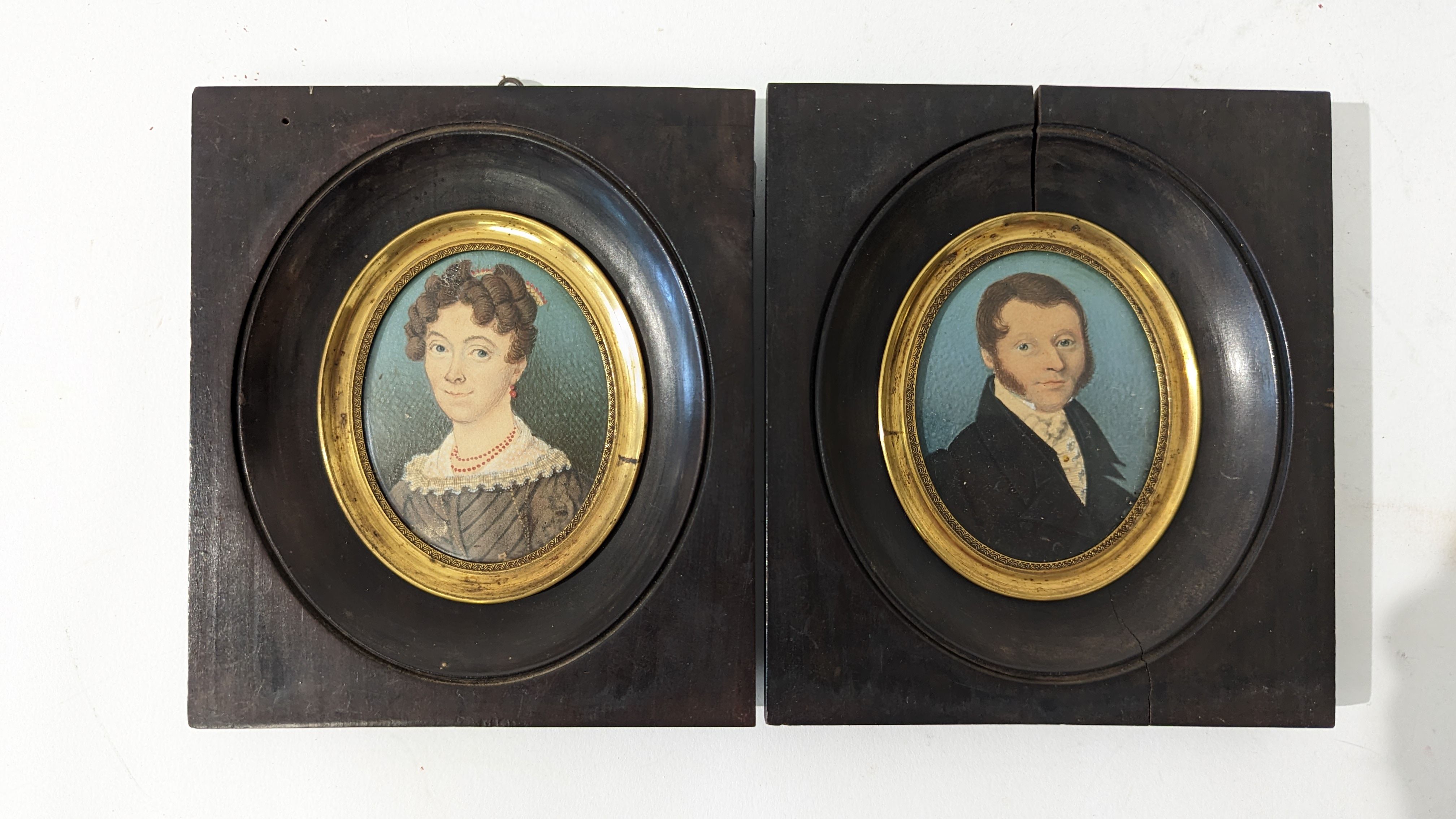 DEUX MINIATURES ovales peintes sur papier,...