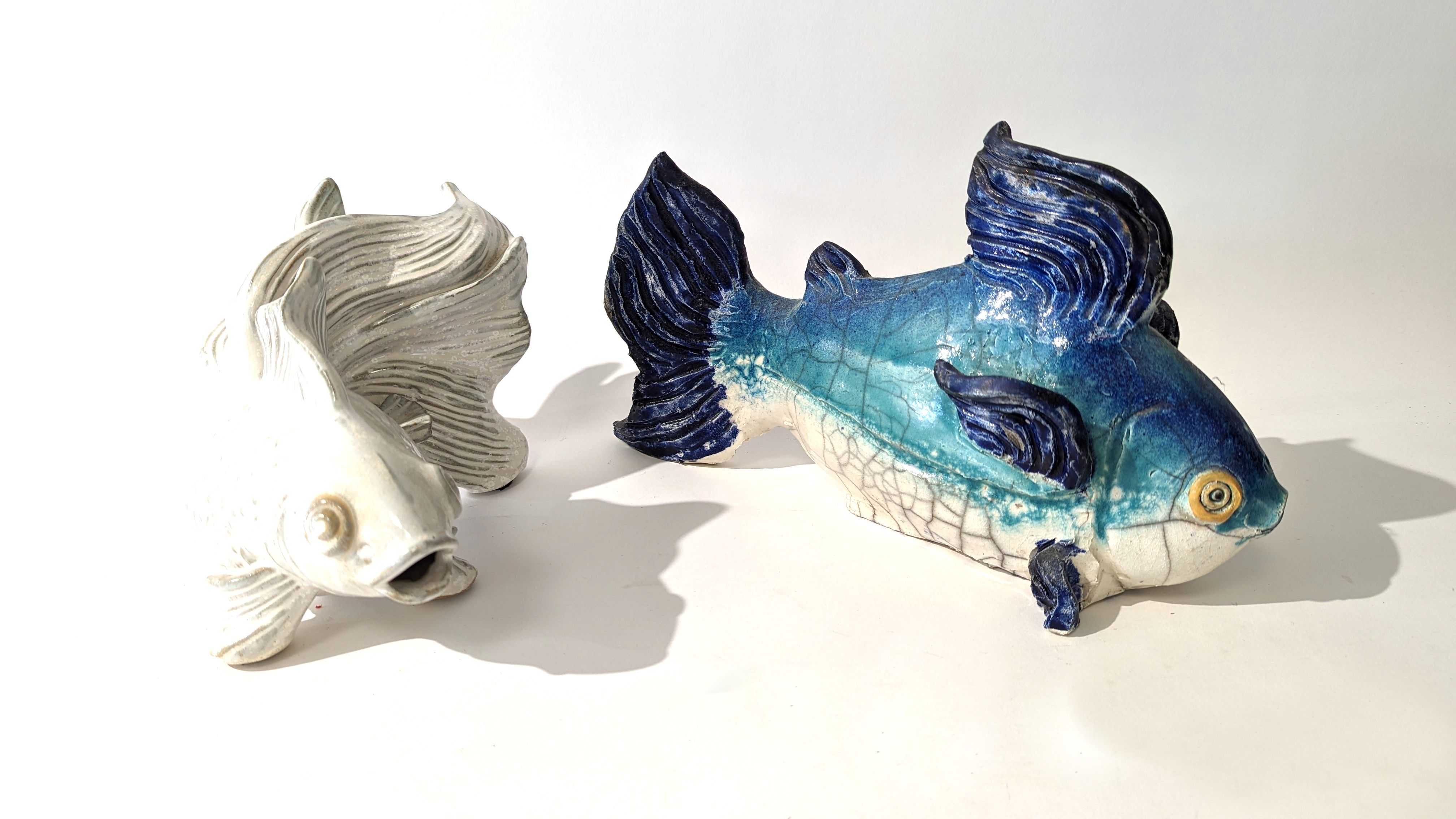 DEUX POISSONS en faïence émaillée polych...
