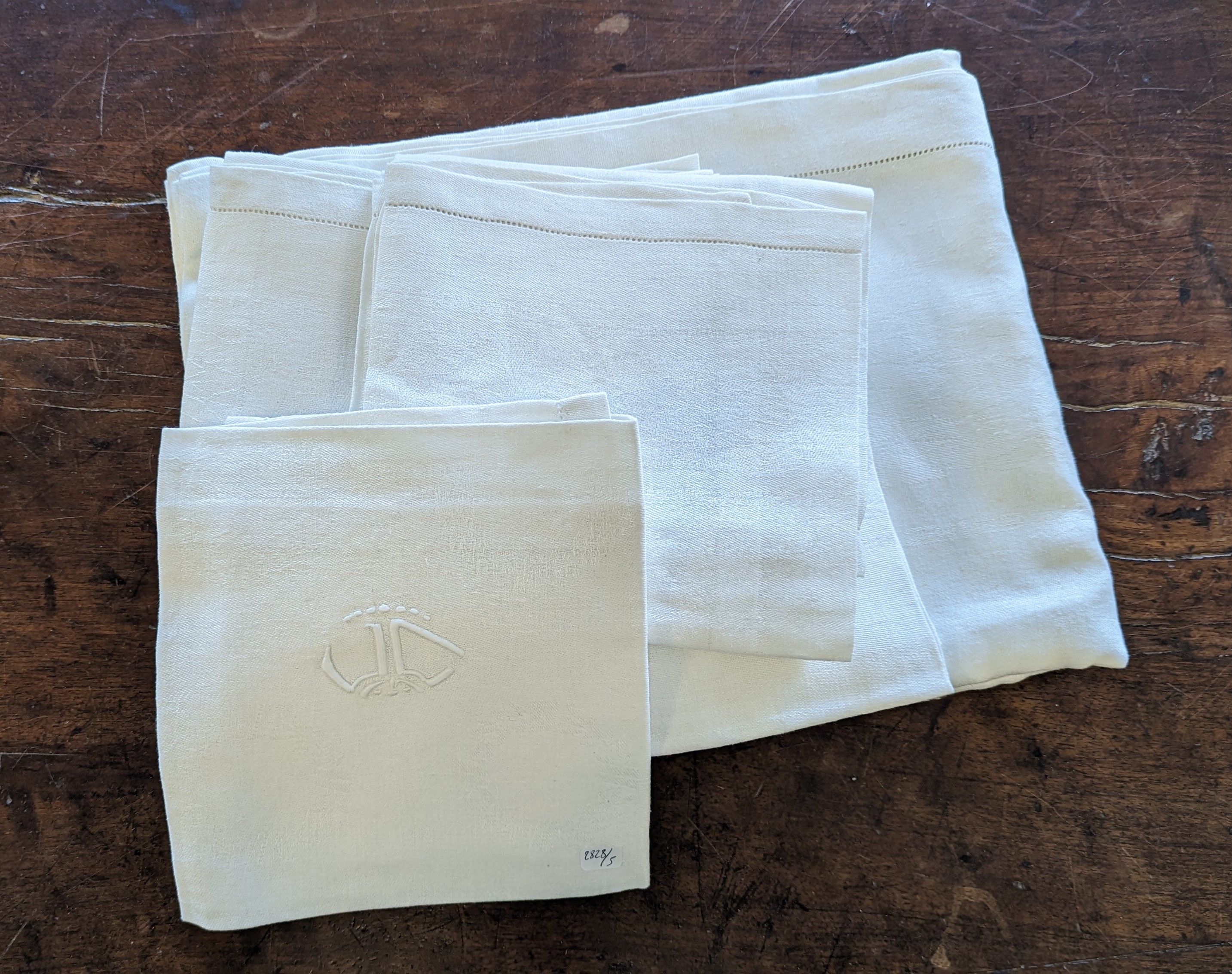NAPPE ET DOUZE SERVIETTES en lin blanc damassé...