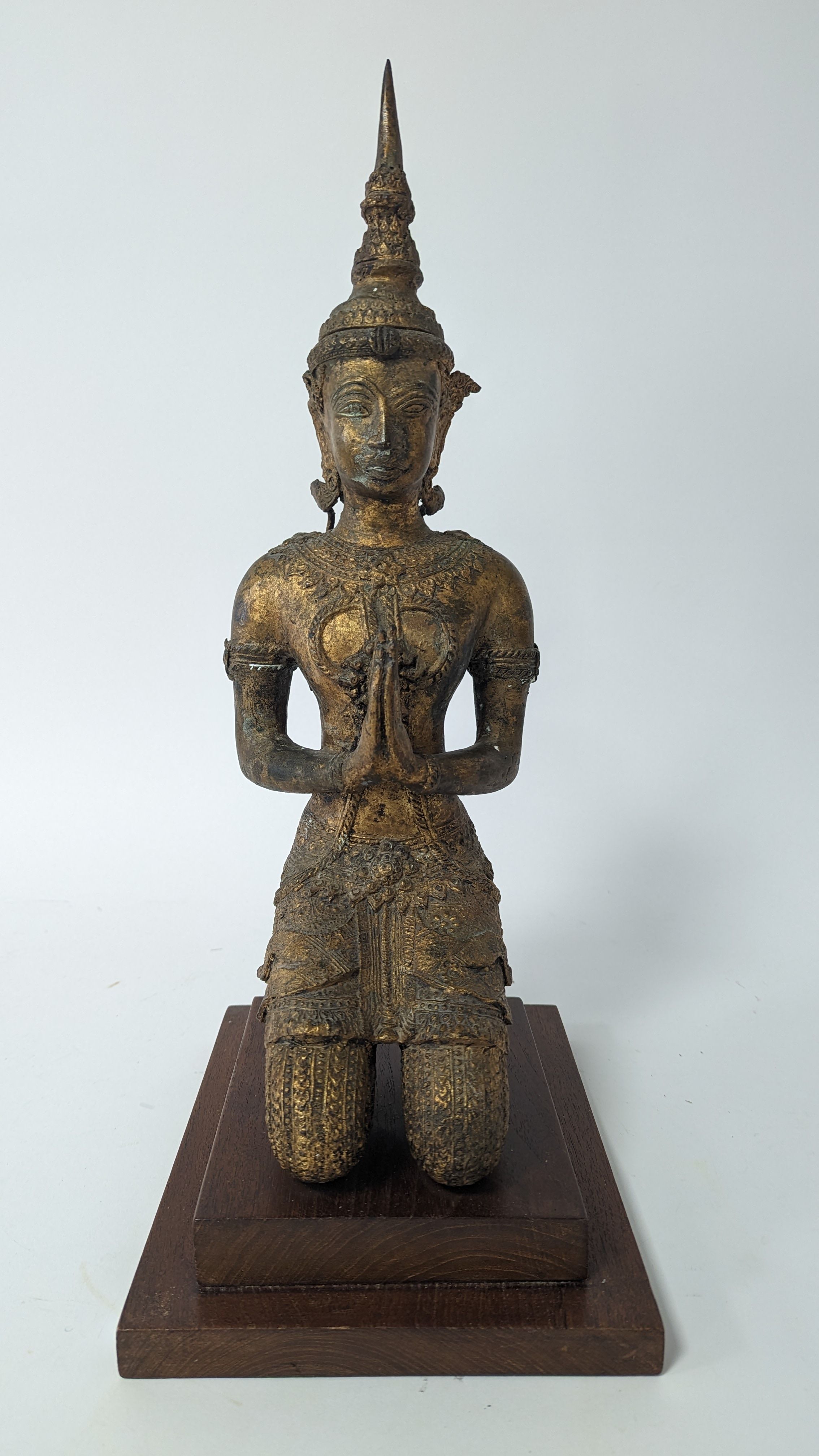 DANSEUSE THAÏLANDAISE agenouillée en prière...